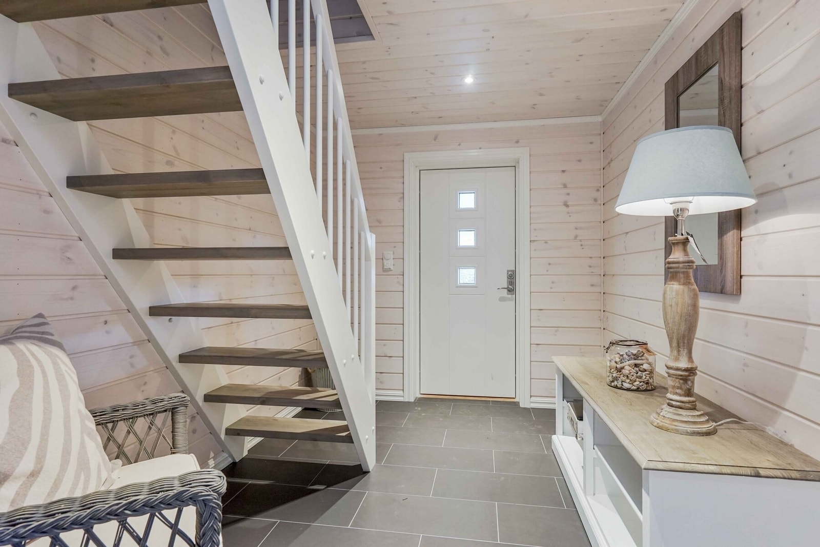 I entrèen er det god trapp opp til hemsen. Foto fra en tilsvarende hytte. Galleribilde
