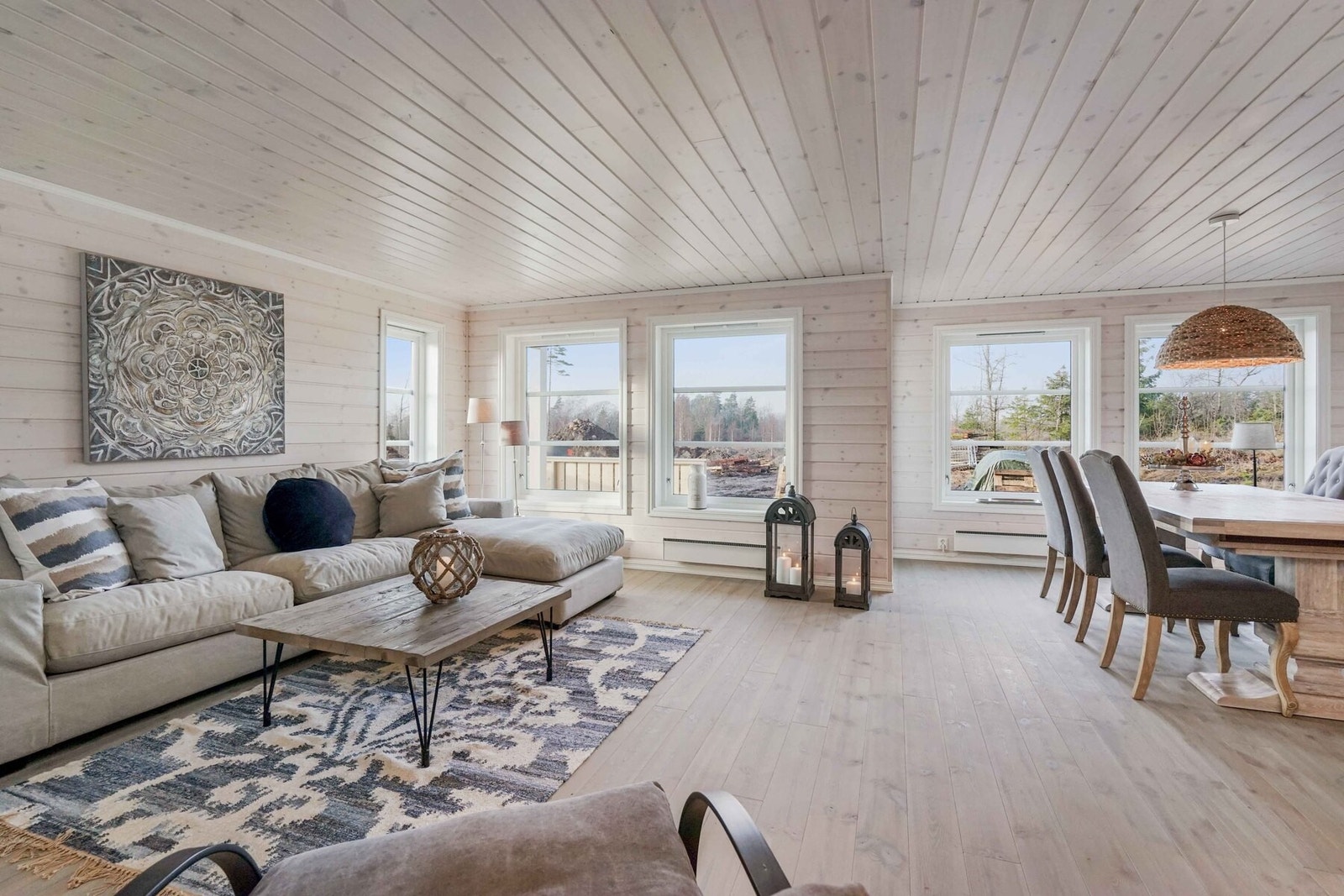 Stue/kjøkken er på hele 37m2 og med god plass til familie og venner. Foto fra en tilsvarende hytte. Galleribilde