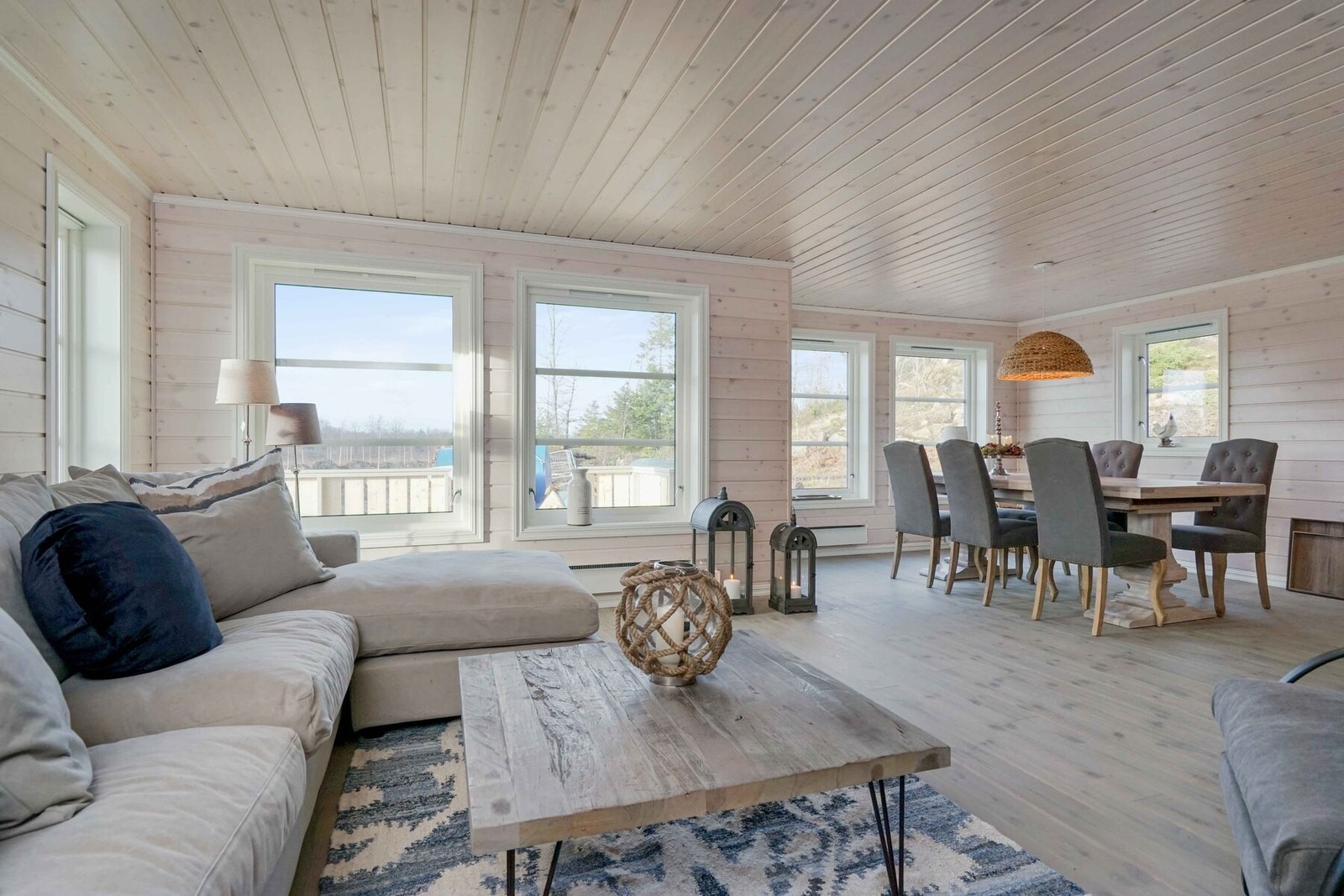 Her er det valgt lyse og lette overflater.
Foto fra en tilsvarende hytte. Galleribilde