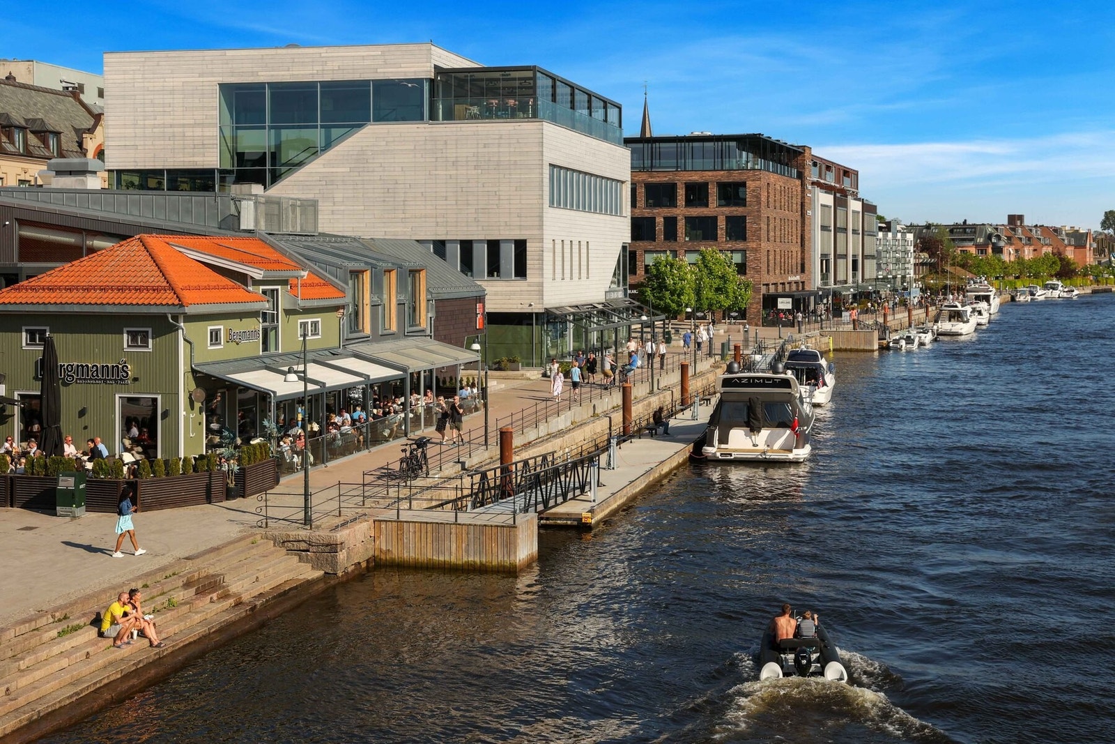 Trivelige Fredrikstad brygge Galleribilde