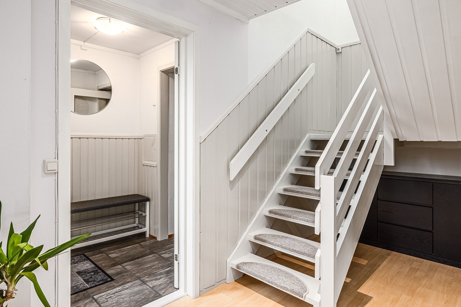 Fra entréen er det adkomst til mellomgang med åpen løsning mot stue og trapperom til 2. etasjen. Boligen har samstemte farge- og materialvalg som gir et helhetlig og trivelig hjem. Galleribilde