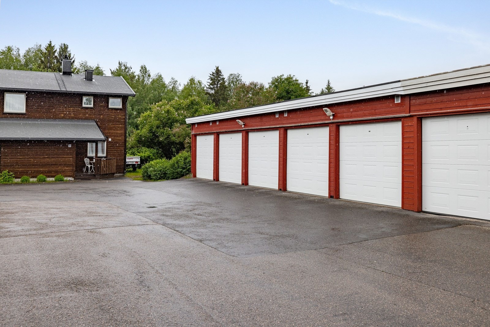 Boligen har tilhørende garasje i felles garasjeanlegg. Velkommen til en hyggelig visning. Galleribilde