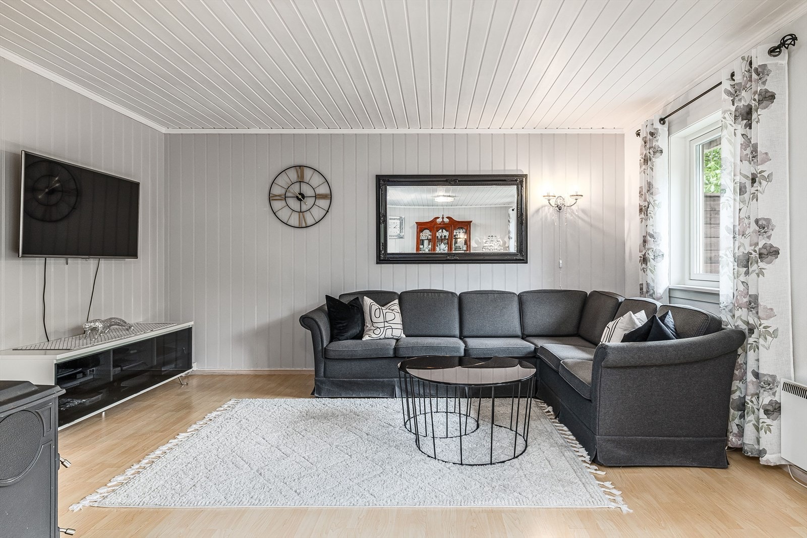 Stuen har laminatgulv og lysmalte overflater i en dus og moderne farge. Galleribilde