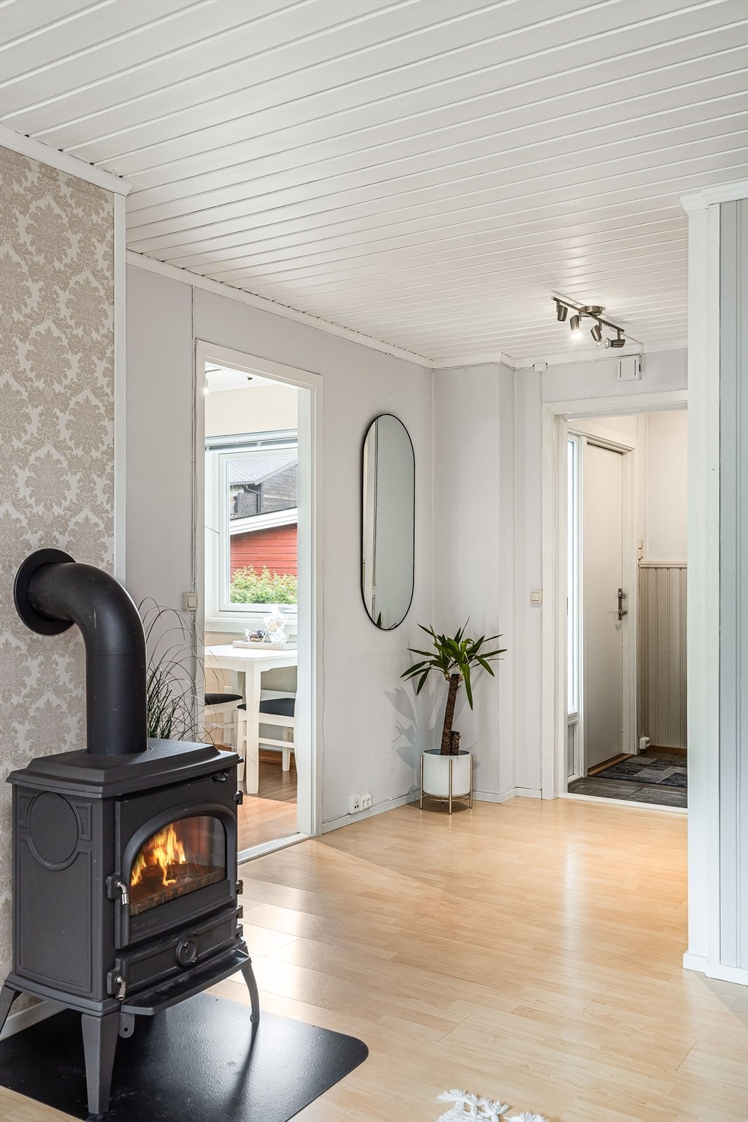 De åpne løsningene mellom rommene bidrar også til en luftig og god romfølelse. Galleribilde