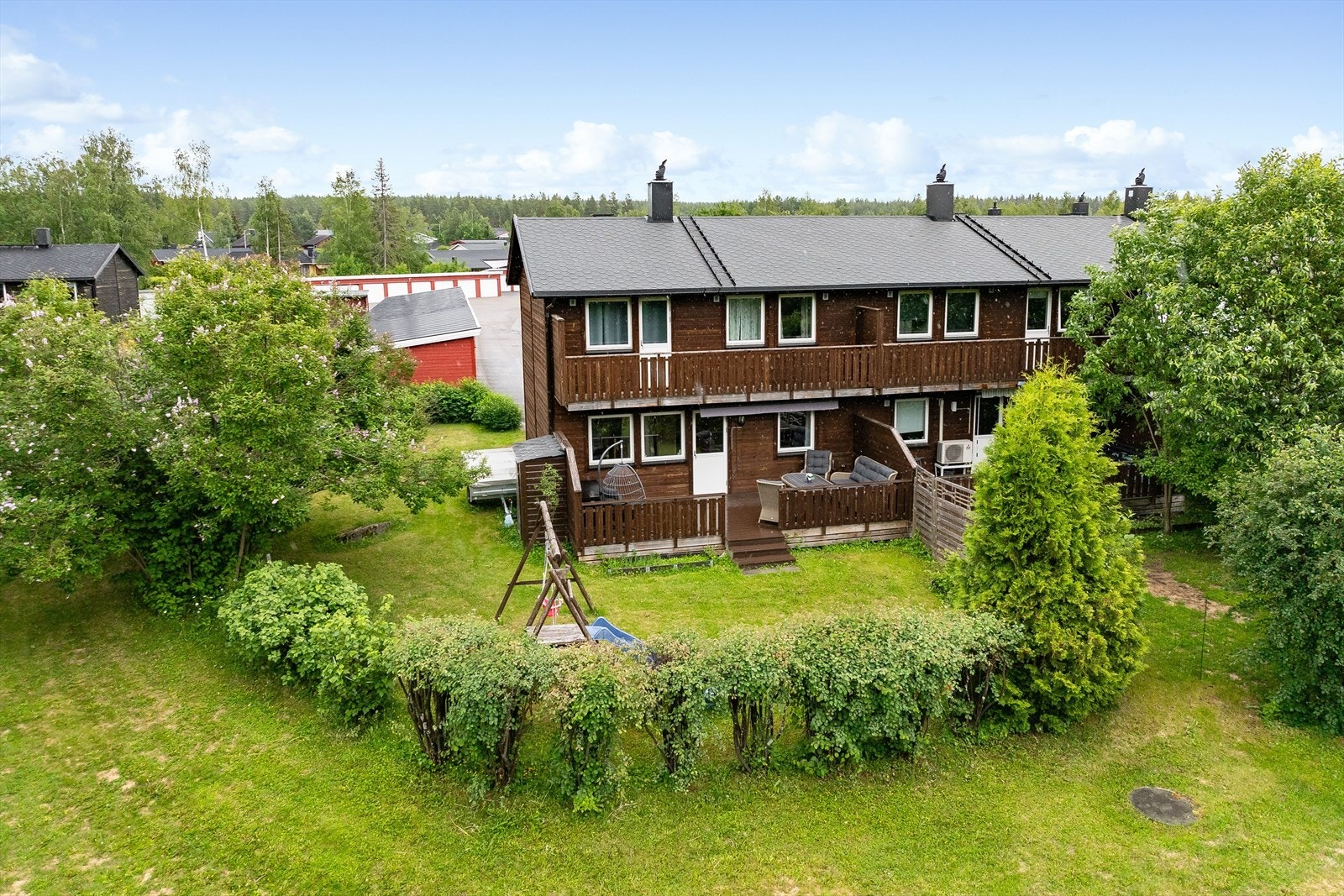 Velkommen til koselige Skogholtet borettslag og denne fine endeleiligheten med svært god beliggenhet. Bygget er vendt mot sørvest og har en skjermet hagedel uten andre bygg foran . Galleribilde