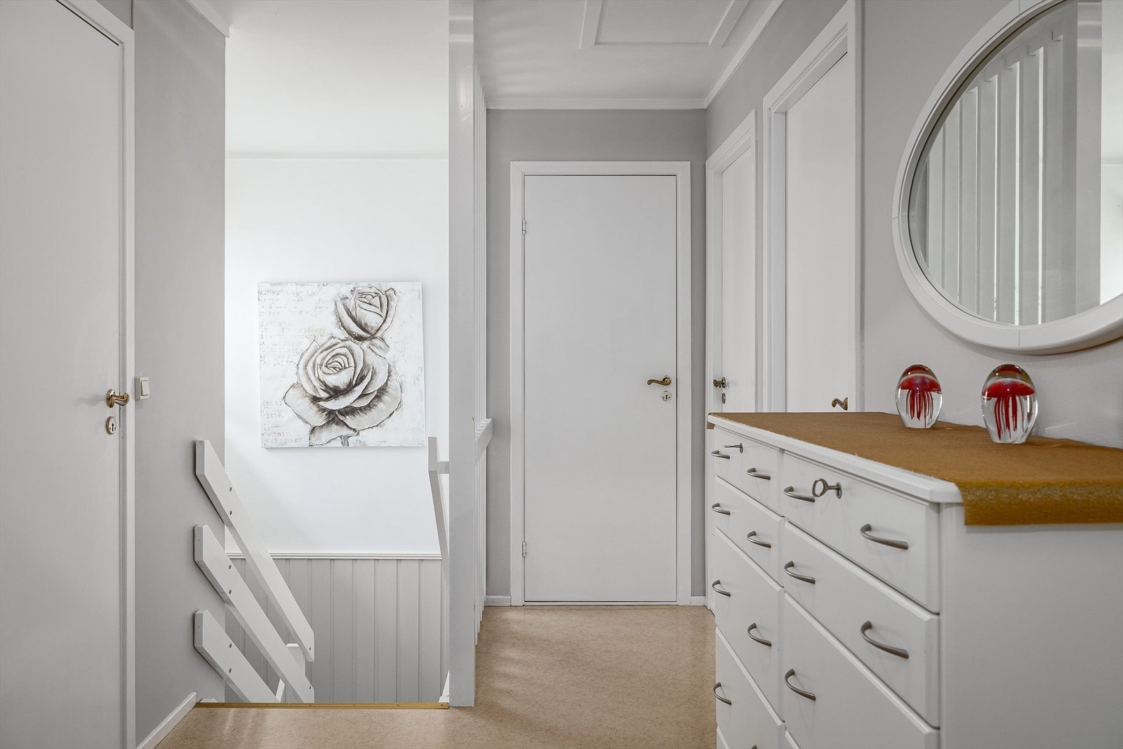 En etasje opp finner du boligens tre soverom, wc, bad/vaskerom og to gode boder. Galleribilde