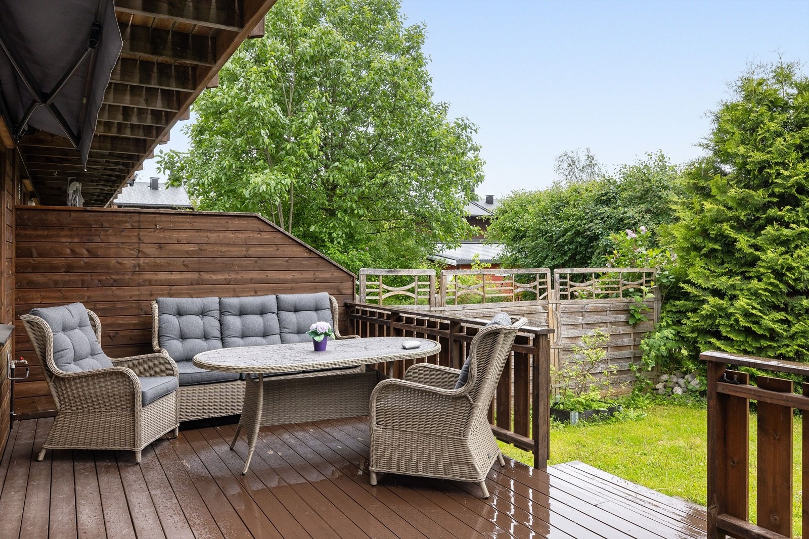 Den store vestvendte terrassen utenfor stuen har levegg mot nabo og ved endevegg. Montert markise. Her ute er det god plass for flere sittegrupper og utegrill. Galleribilde