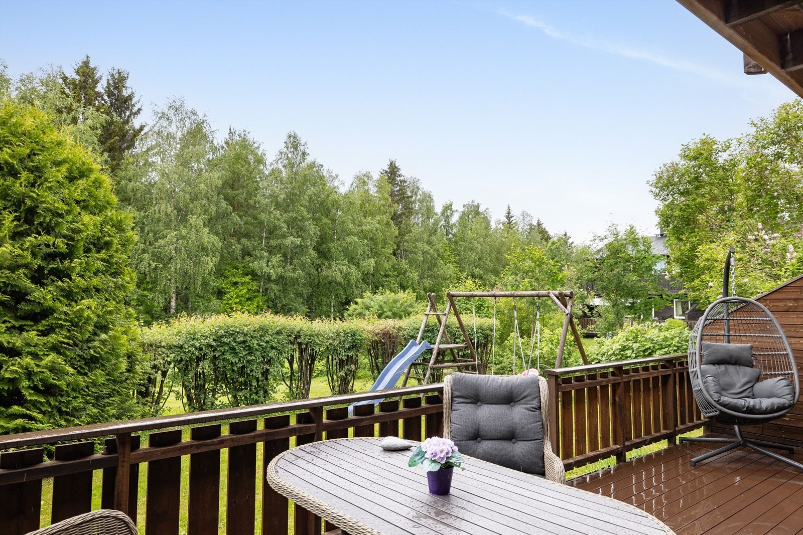 En skjermet og lun uteplass for kos og hygge på sommerhalvåret. Velkommen til en hyggelig visning. Galleribilde