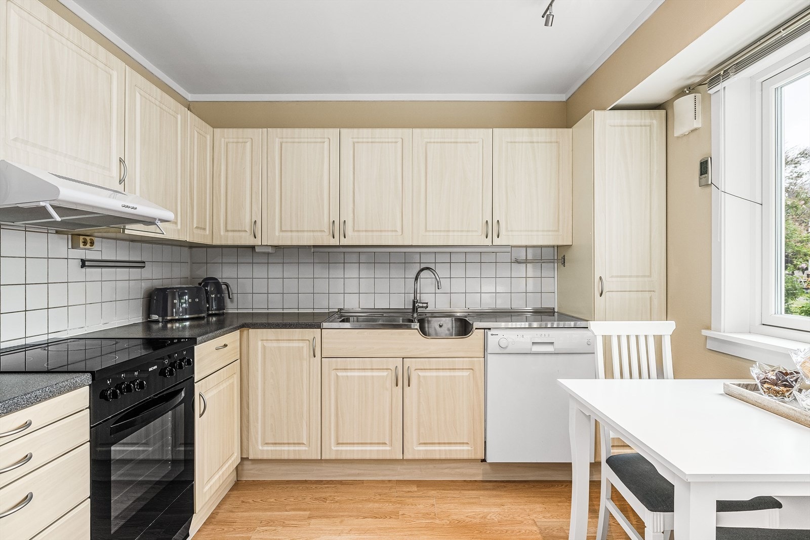 Kjøkkenet ligger godt plassert i hjemmet med enkel adkomst fra inngangsparti og stue. Innredningen har god oppbevaringsplass og en fin fremtoning. Galleribilde