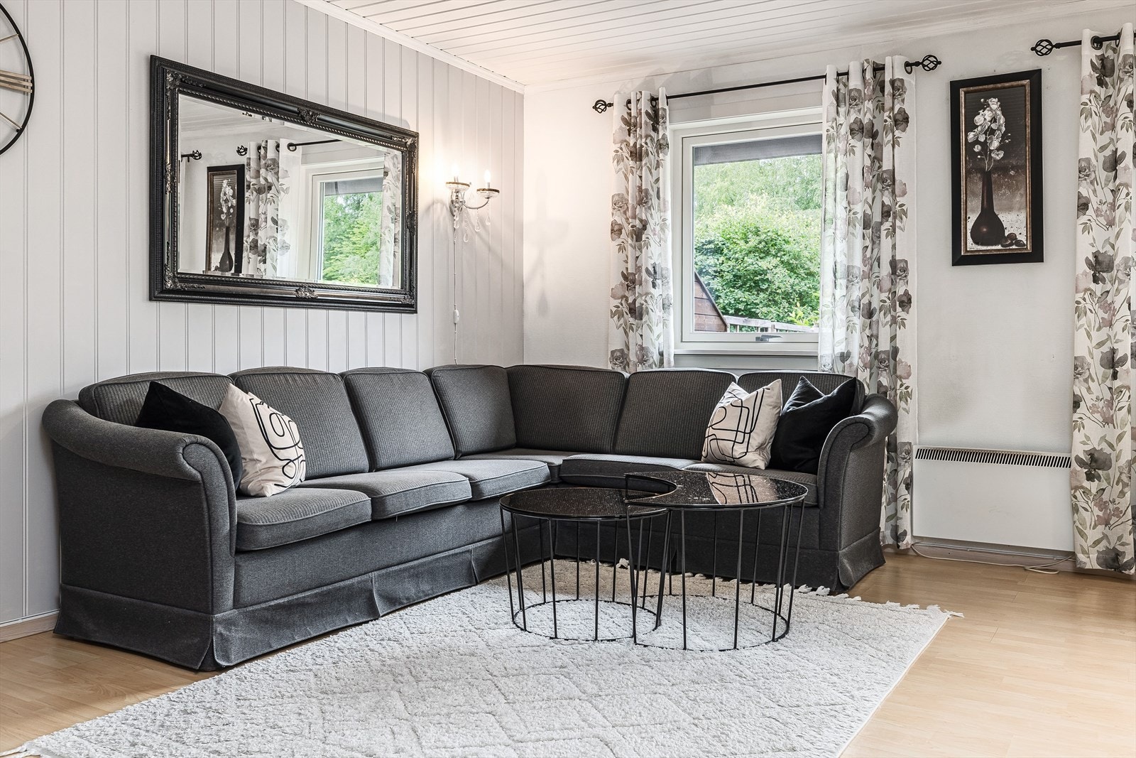 De store vindusflatene slipper inn rikelig med innlys og god atmosfære. Galleribilde