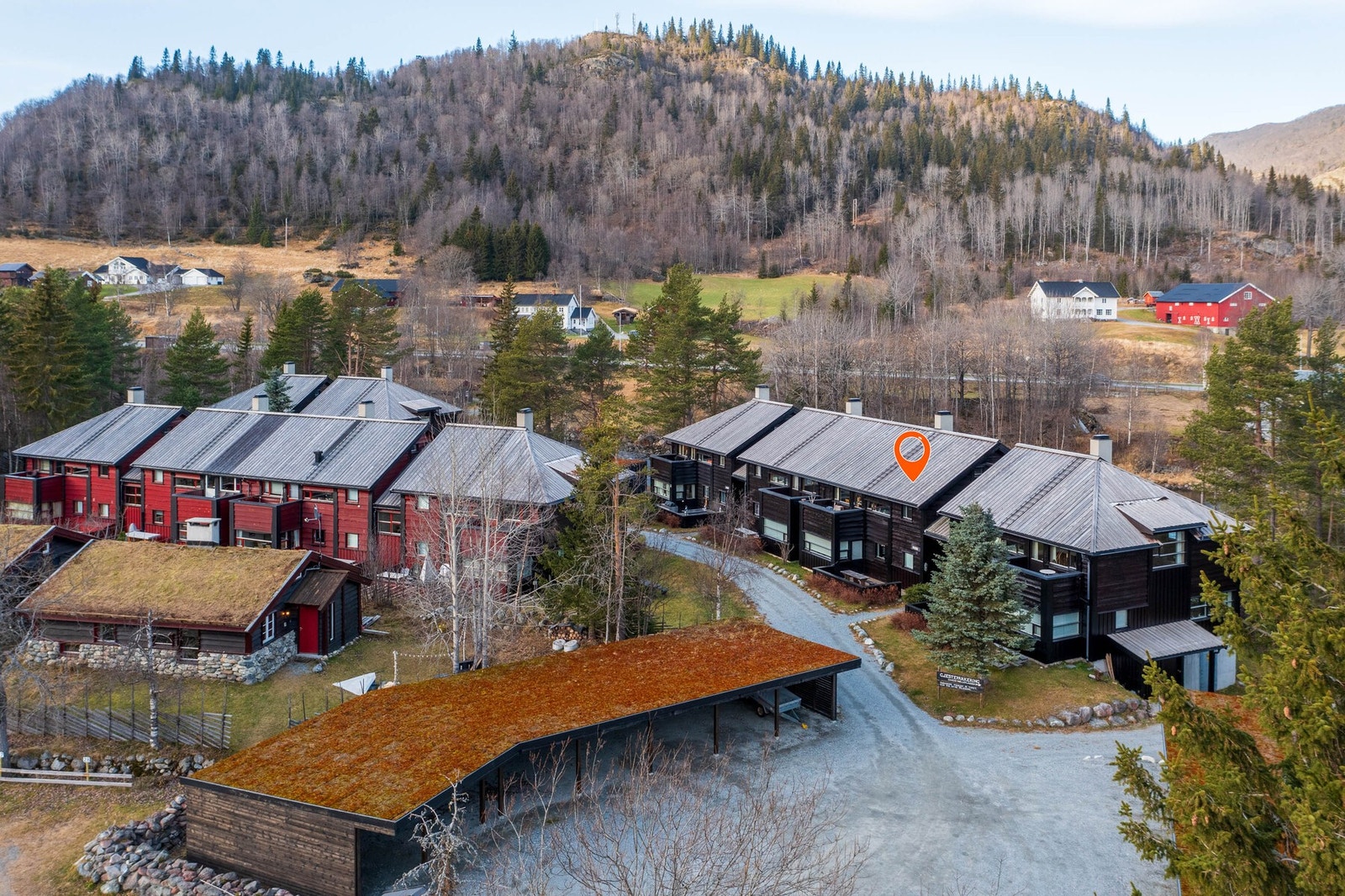 Med leiligheten følger det parkering i felles carport med tilhørende bod. Klargjort for lademuligheter. Galleribilde