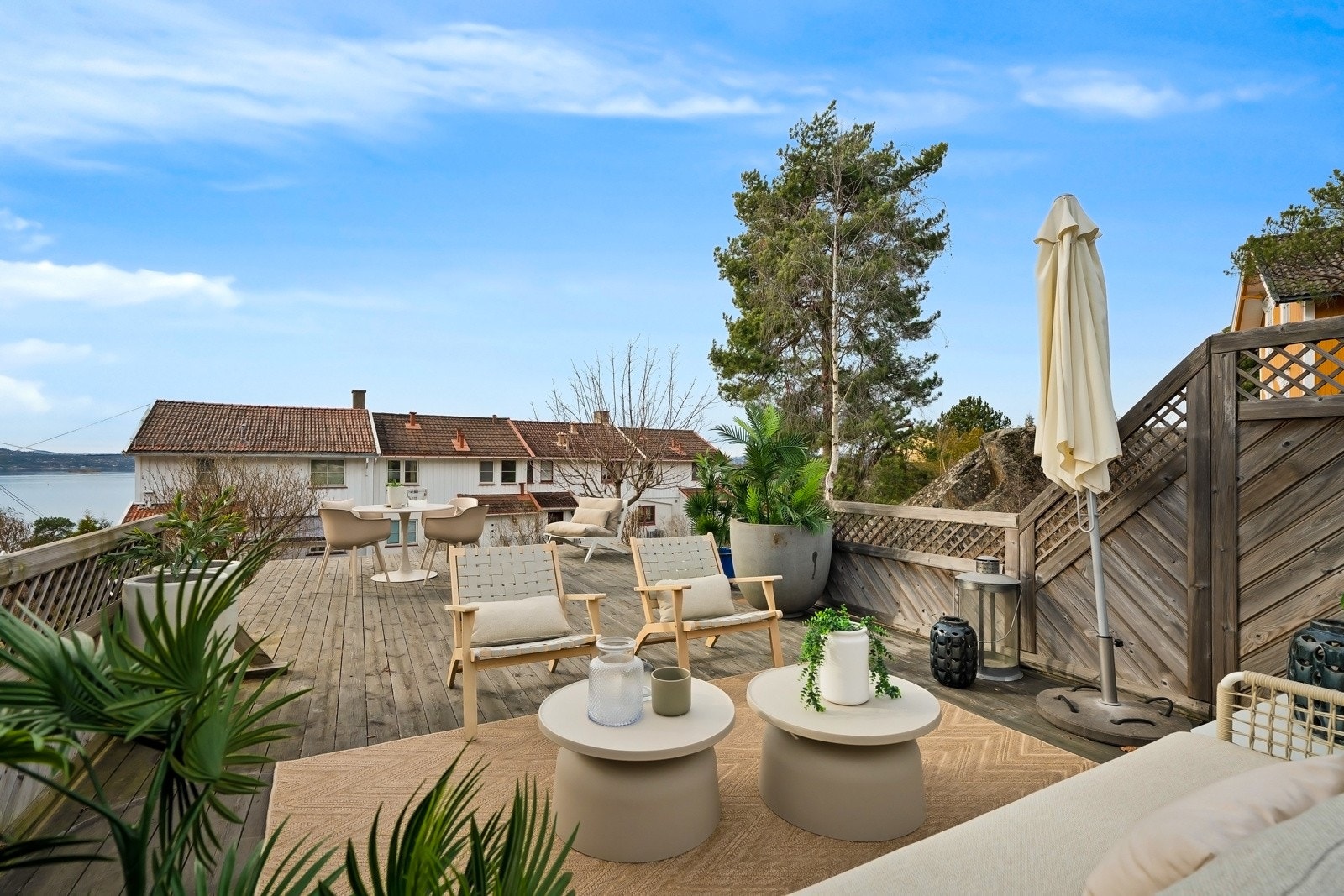 Idyllisk uteområde som leiligheten disponerer Galleribilde