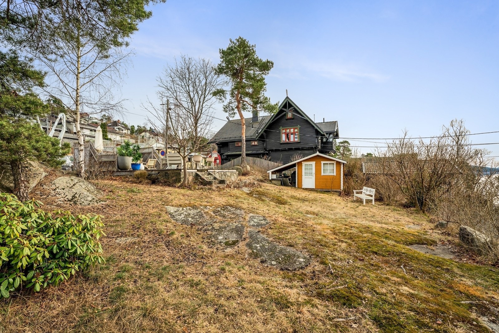 Idyllisk uteområde som leiligheten disponerer Galleribilde