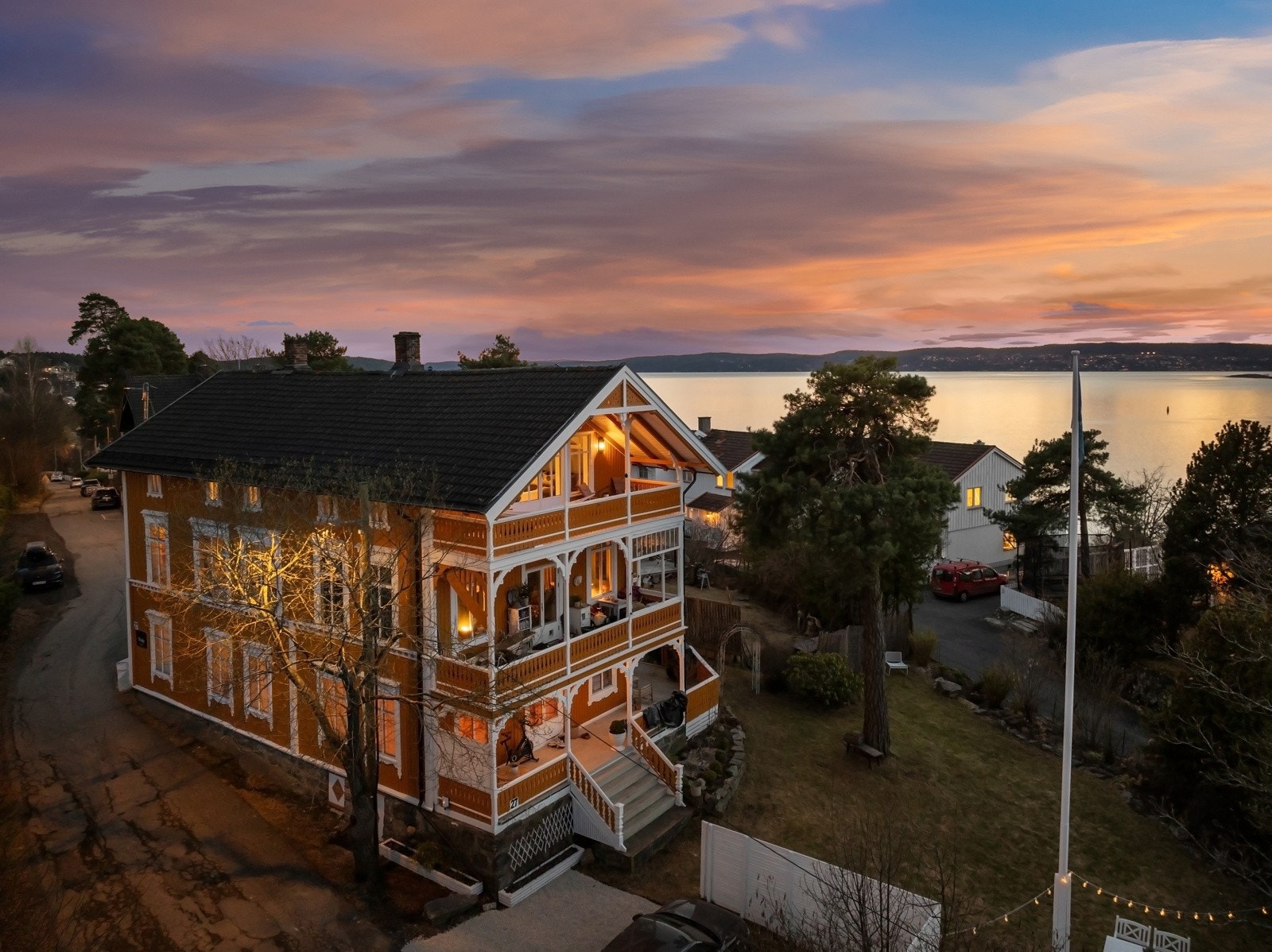 Toppleilighet med 109 m² gulvflate og fjordutsikt i vakker sveitservilla fra 1875 Galleribilde