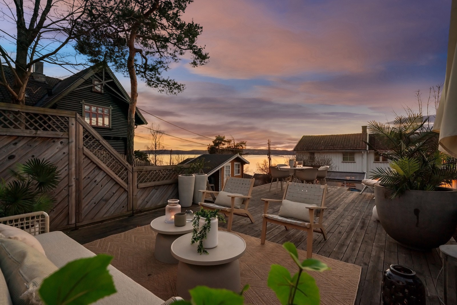 Idyllisk uteområde som leiligheten disponerer Galleribilde