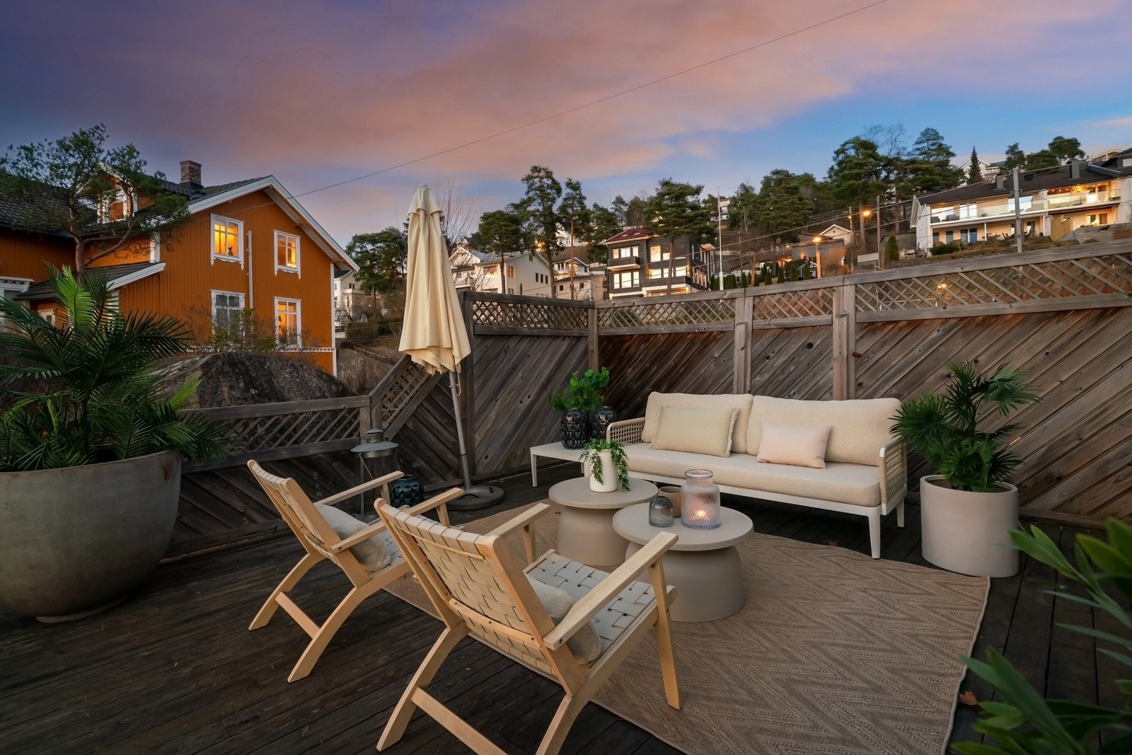 Idyllisk uteområde som leiligheten disponerer Galleribilde