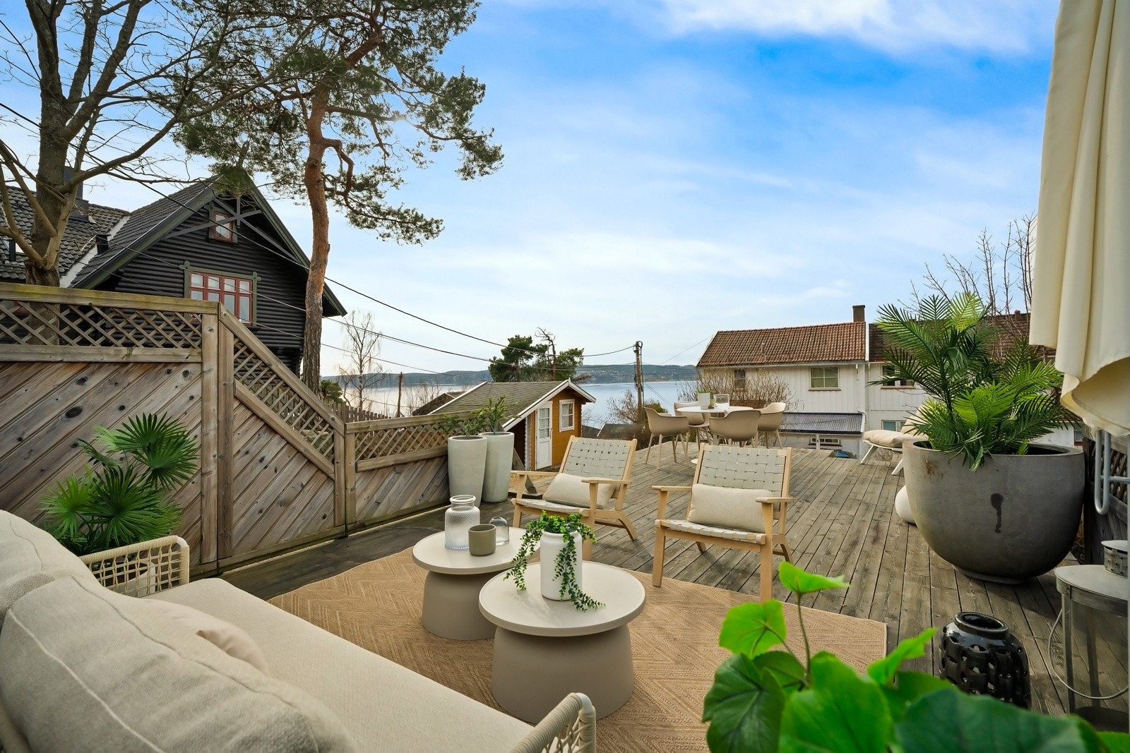 Idyllisk uteområde som leiligheten disponerer Galleribilde