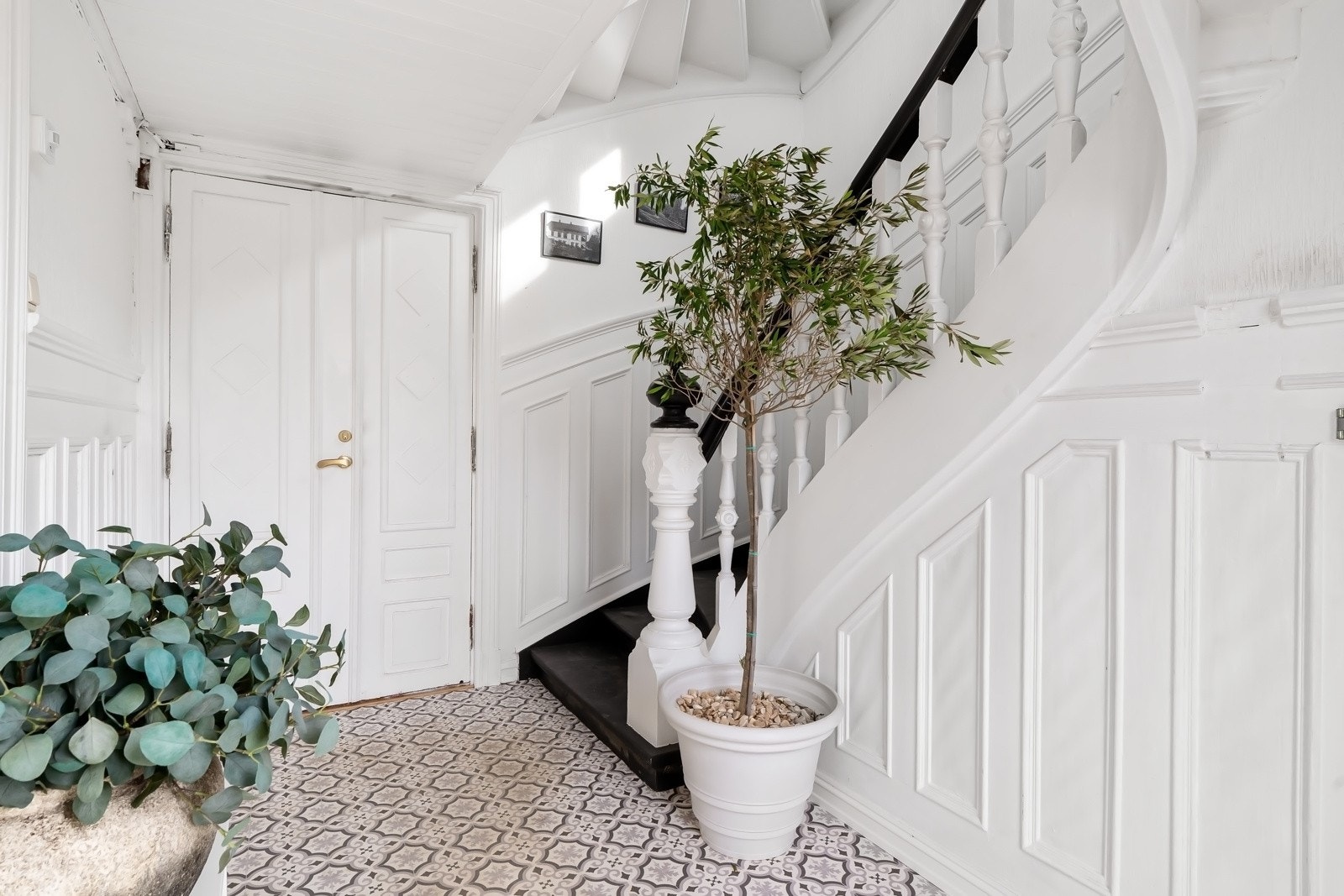 Felles trappegang i 1. etasje. Leiligheten disponerer en liten bod under trappen. Galleribilde