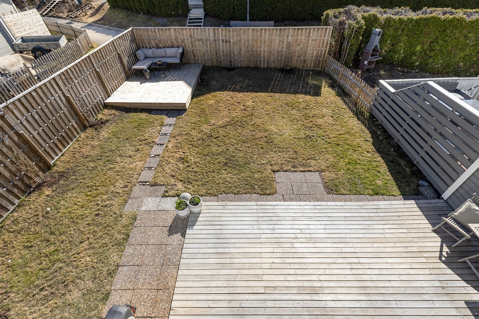 Uteområdet er flott opparbeidet med to store terrasseplattinger. Galleribilde
