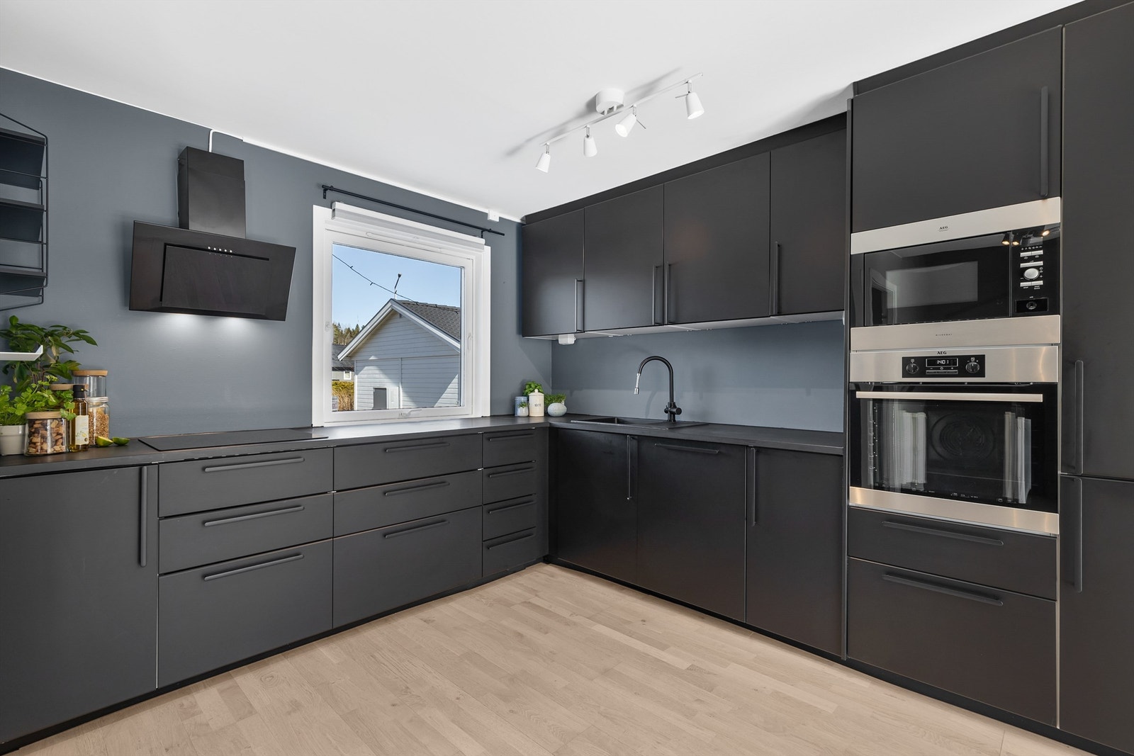 Kjøkkeninnredningen er stilfull og tidløs fra IKEA med glatte fronter og laminat benkeplate med nedfelt vaskekum. Av integrerte hvitevarer medfølger platetopp, oppvaskmaskin, micro, stekeovn og kjøl/fryseskap. Galleribilde