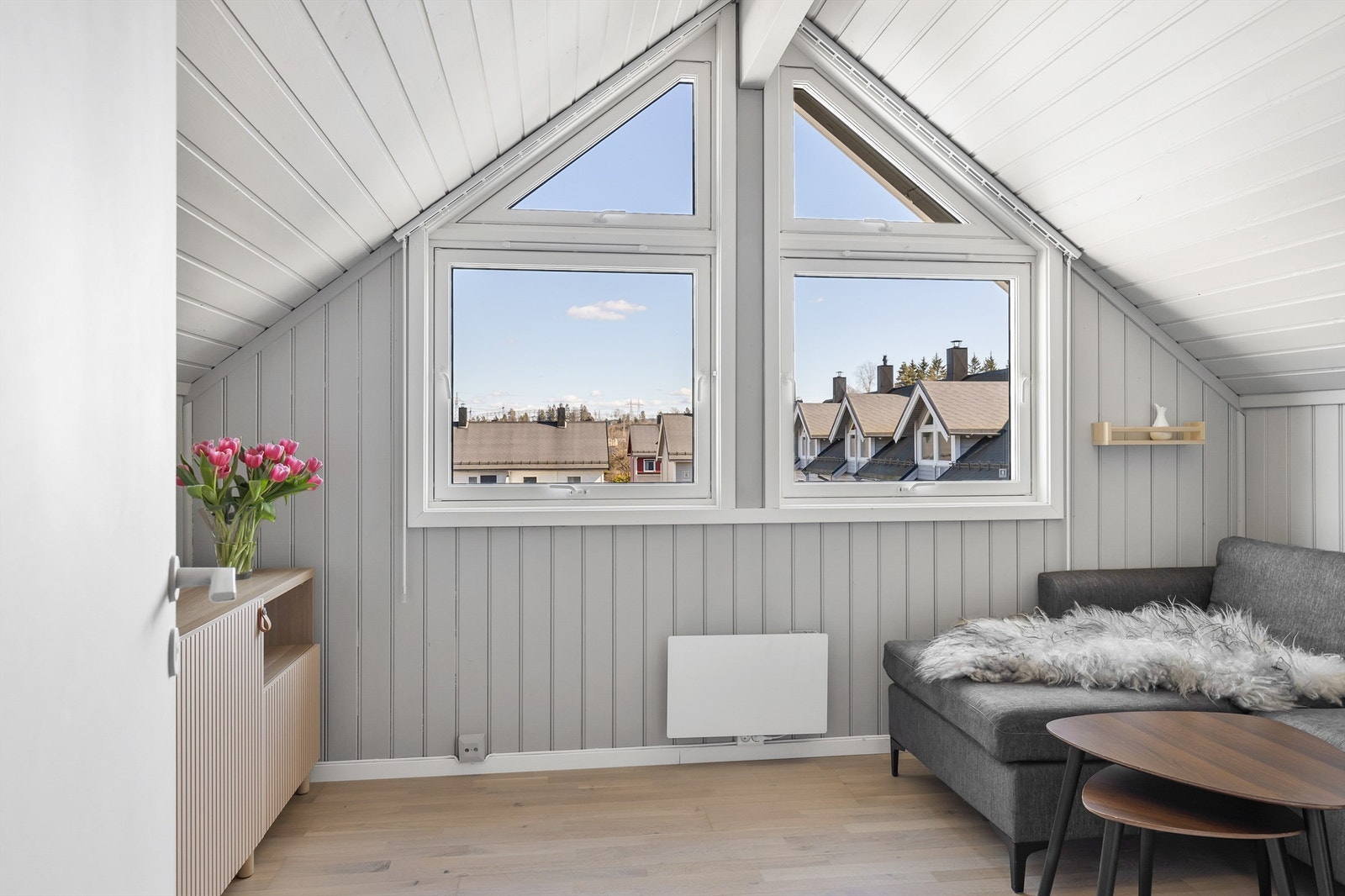 På loftet finner du boligens 4. soverom med flere innredningsmuligheter. Rommet passer perfekt som enten soverom, gjesterom, barnerom eller loftstue/lekerom. Galleribilde
