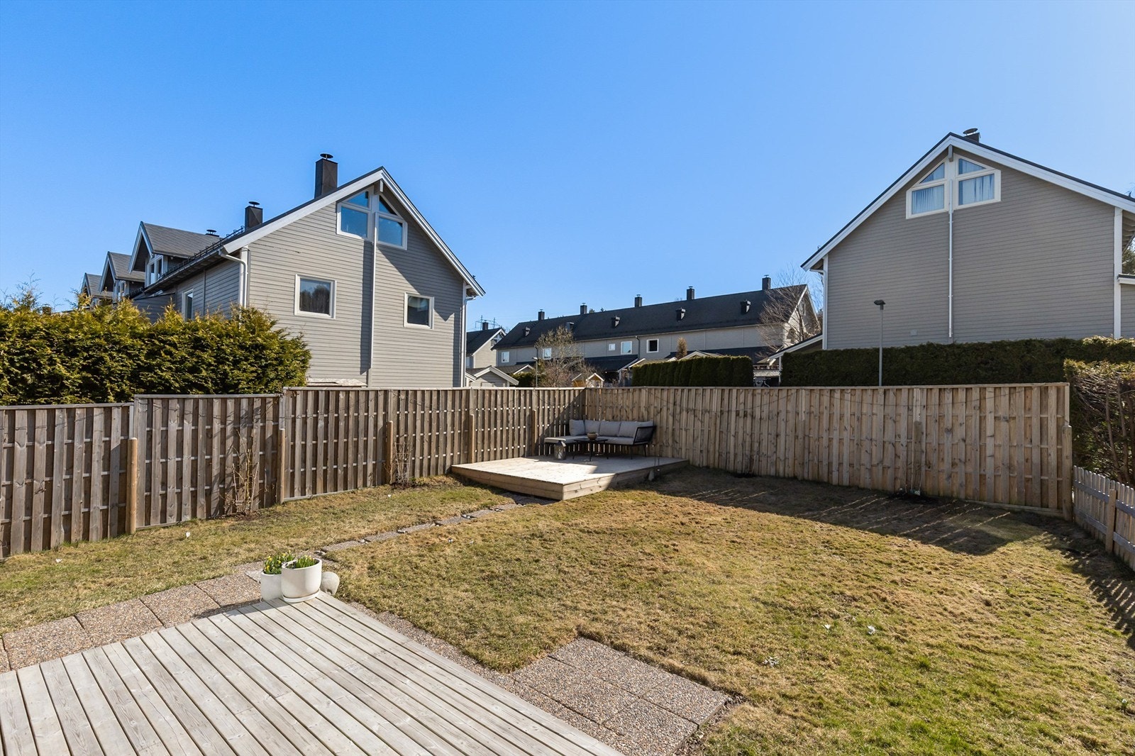 Her får du gode solforhold og rikelig med plass til å møblere med ønsket utemøblement. Galleribilde