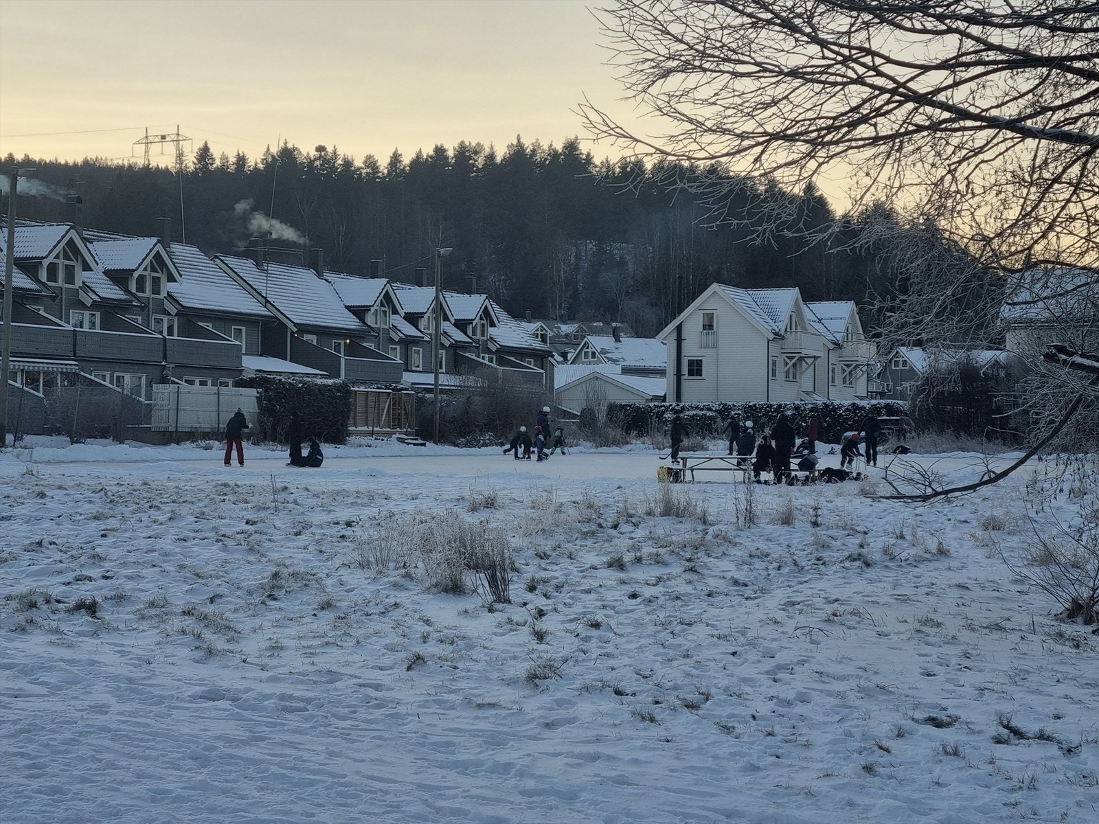 Selgers eget bilde fra skøytebanen som opparbeides på vinterstid. Perfekt aktivitet for barna. Galleribilde