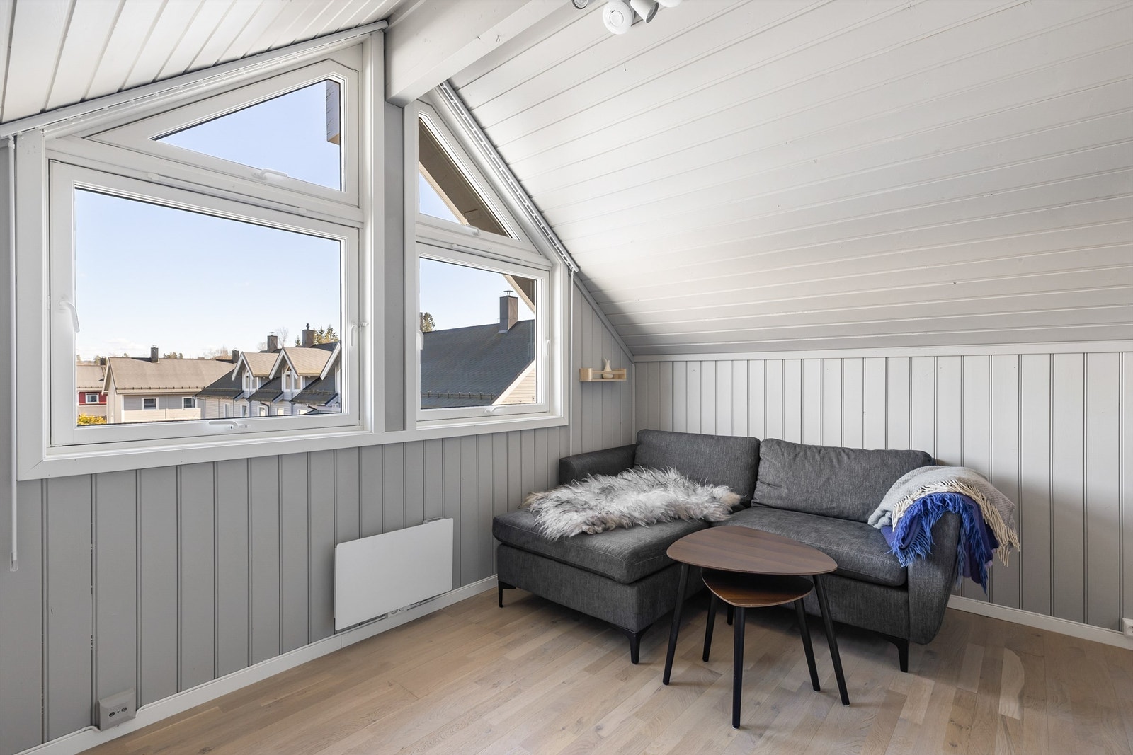 Det er store vindusflater som slipper inn rikelig med dagslys og gjør at rommet føles åpent og luftig. Galleribilde