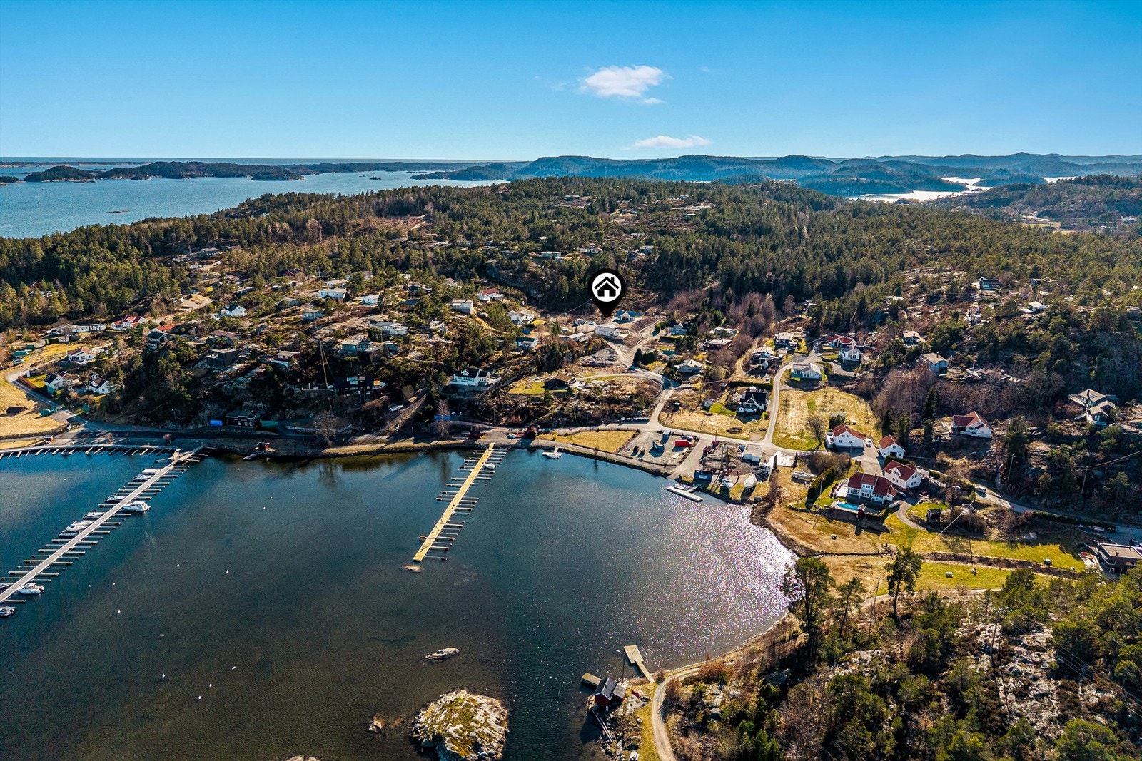 Kort avstand fra hytta og ned til sjøen. Galleribilde
