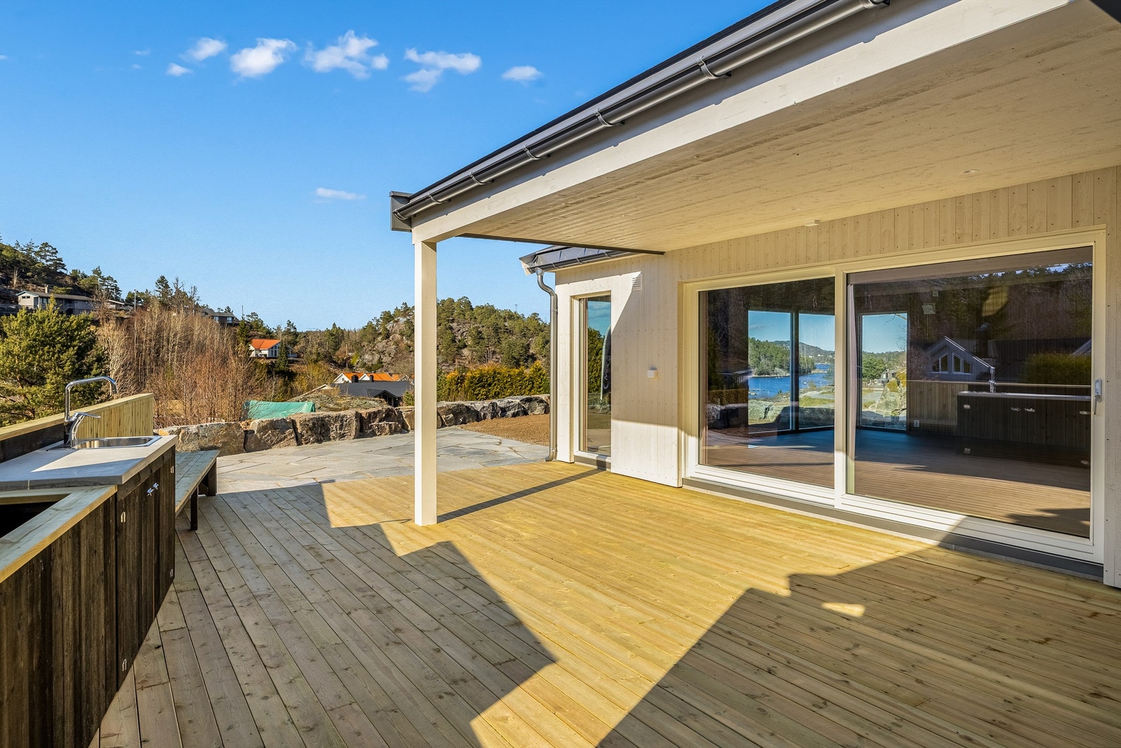 På terrassen sitter du skjermet for innsyn og vind og har utsikt ut mot Sekkekilen og Trosbyfjorden tvers gjennom hytta. Galleribilde