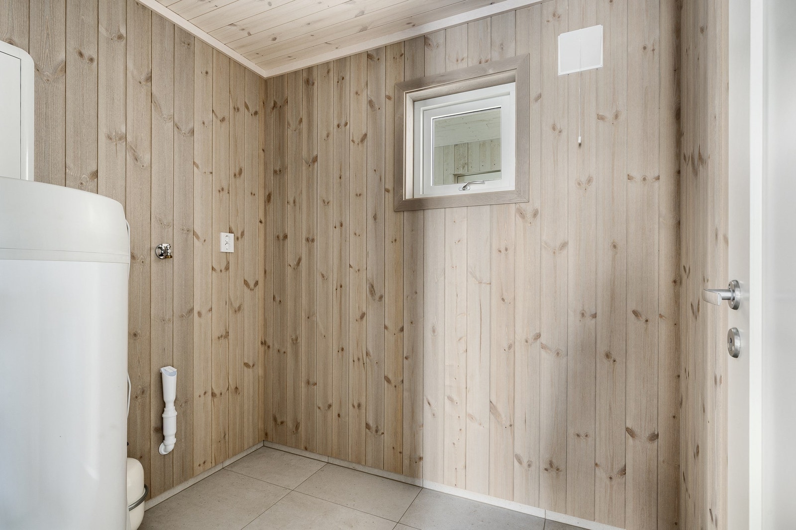 Vaskerom med opplegg til vaskemaskin og tørketrommel. Galleribilde