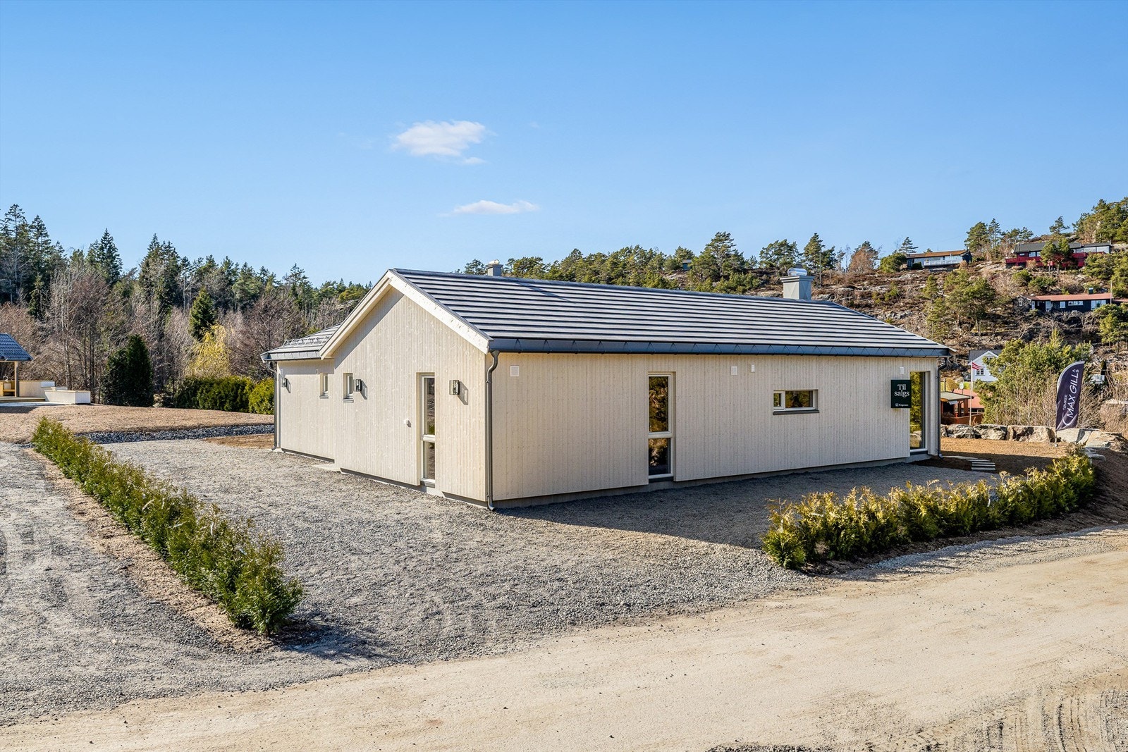 Gode parkeringsmuligheter ved hytteveggen. Det er også lagt klart trekkerør dersom du ønsker å installere el-bil lader. Galleribilde