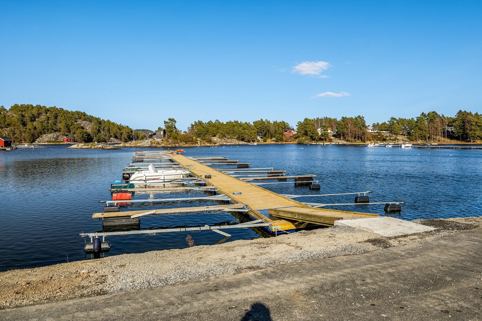 Båtplass kan leies i bryggeanlegget rett nedenfor. Galleribilde
