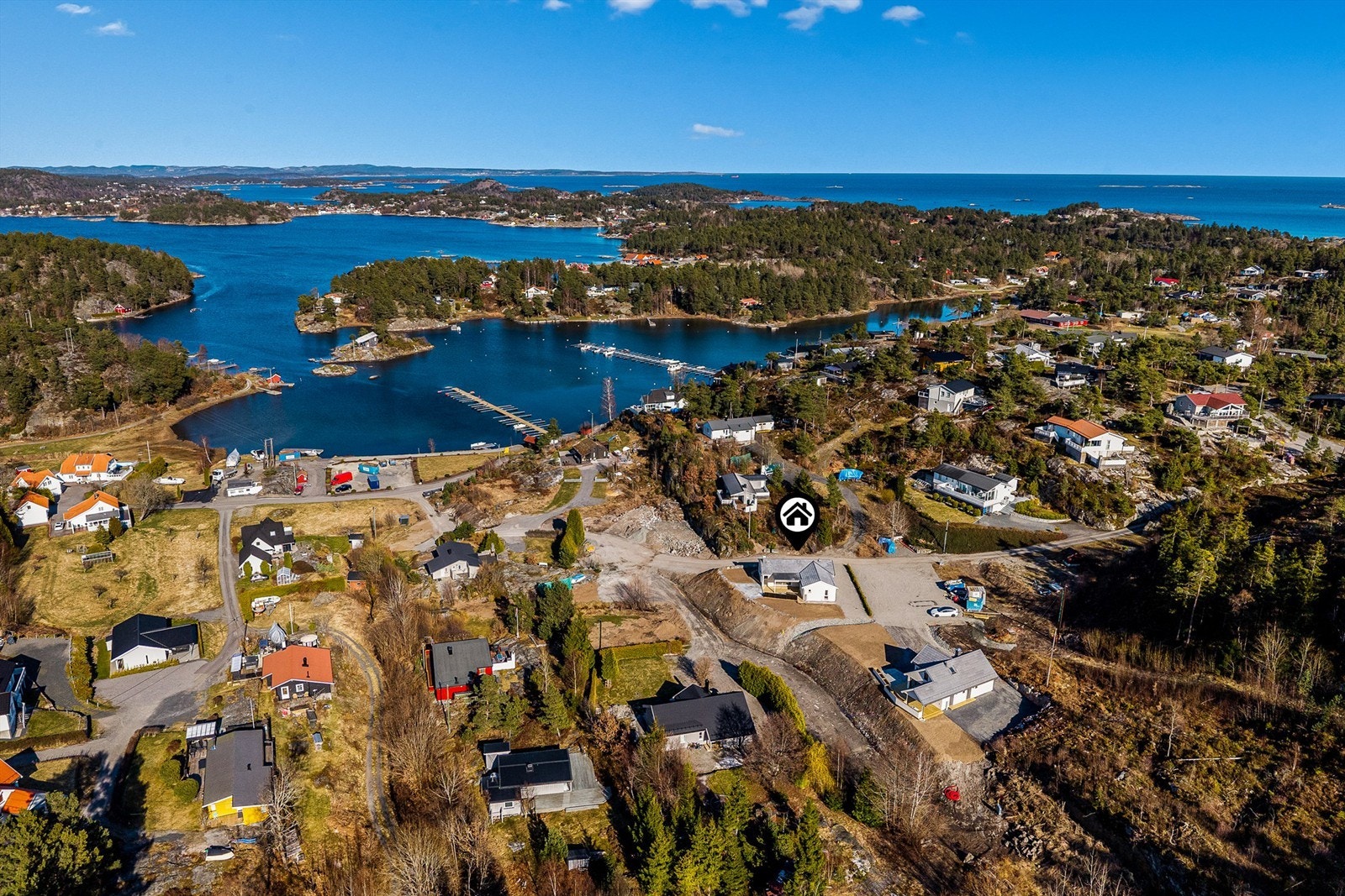 Båtplassen ligger rett nedenfor i en lun og skjermet båthavn. Galleribilde