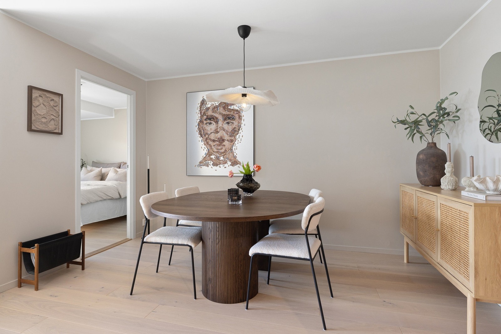 Samtidig som det er satt av en egen sone med plass til et stort spisebord, perfekt for hyggelige middager med venner og familie. Galleribilde