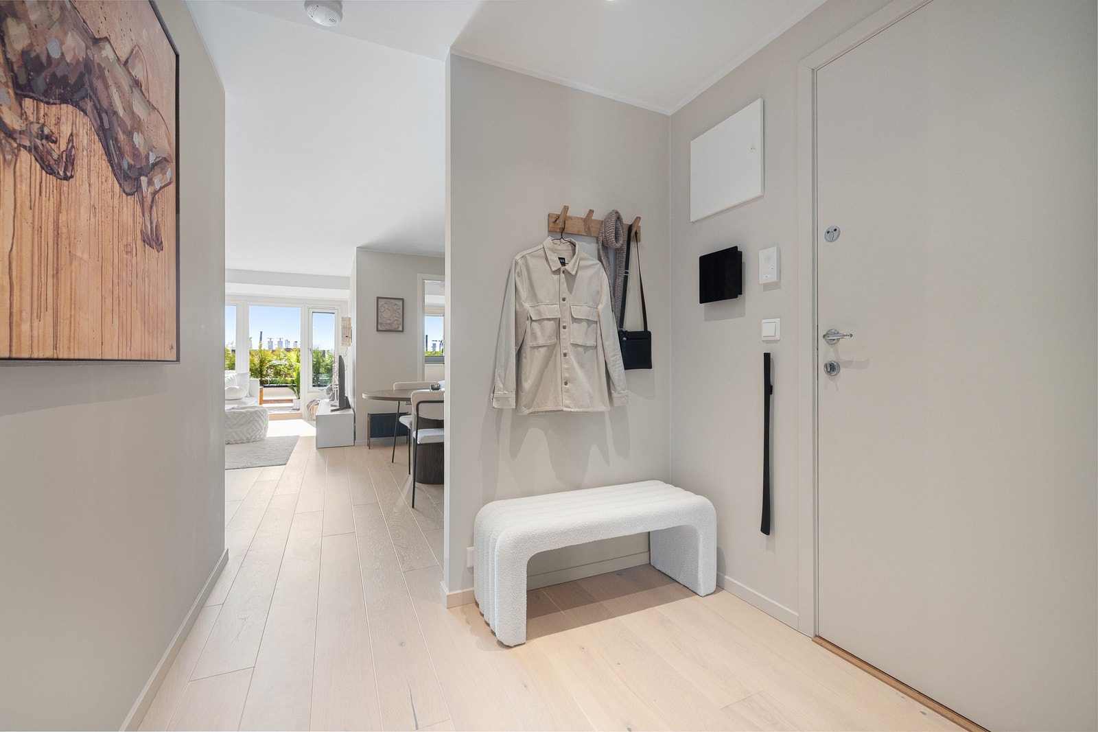 Entréen er av god størrelse og gir et lyst og hyggelig førsteinntrykk. Galleribilde