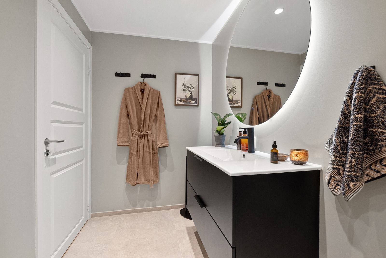 Badet er godt utstyrt med dusjsone, toalett, baderomsinnredning med mye oppbevaringsplass, samt opplegg for vaskemaskin. Galleribilde