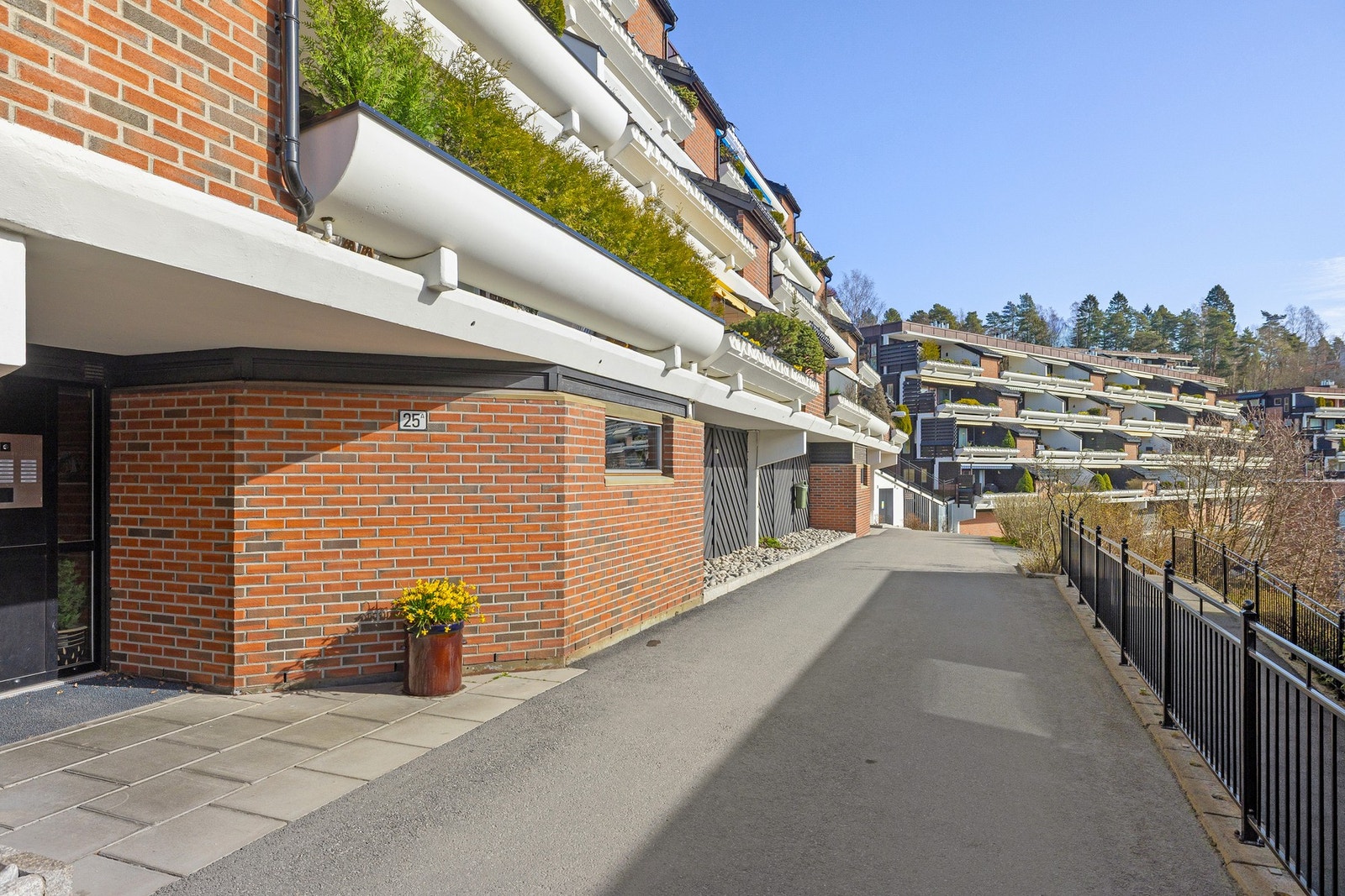 Leiligheten ligger i 2. etasje sett fra terrassesiden og har trappefri adkomst (1. etasje) fra inngangspartiet. Galleribilde