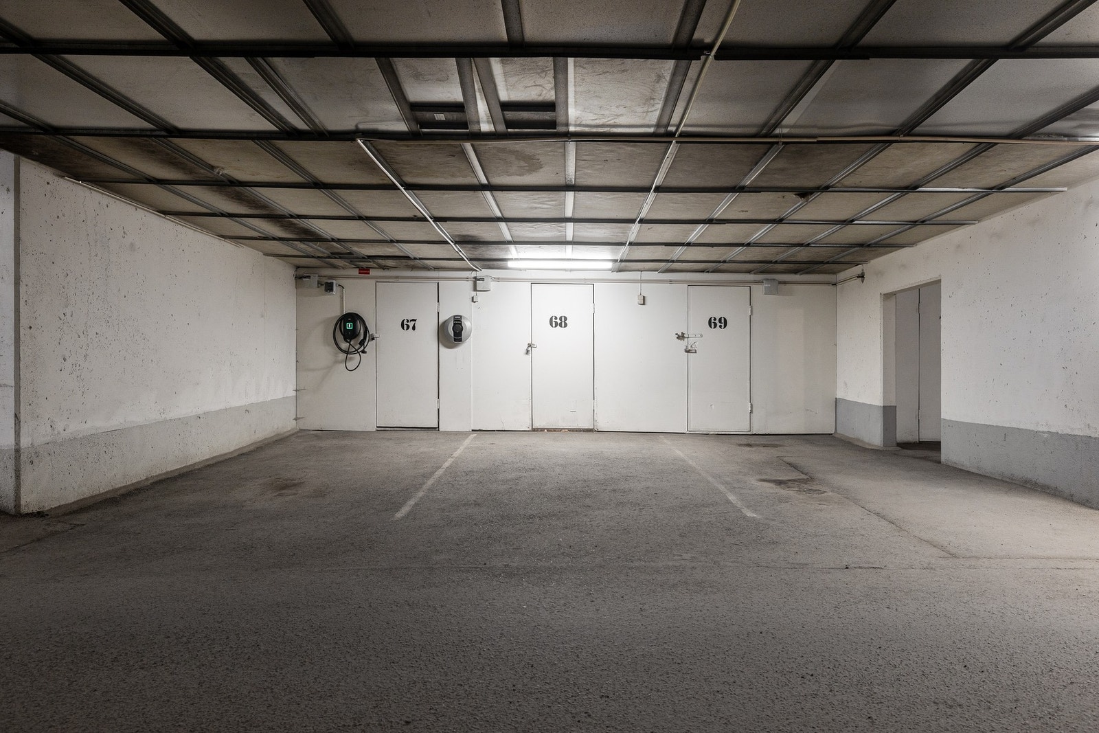 Boligen disponerer garasjeplass med nr. 68 med elbil-lader. Galleribilde