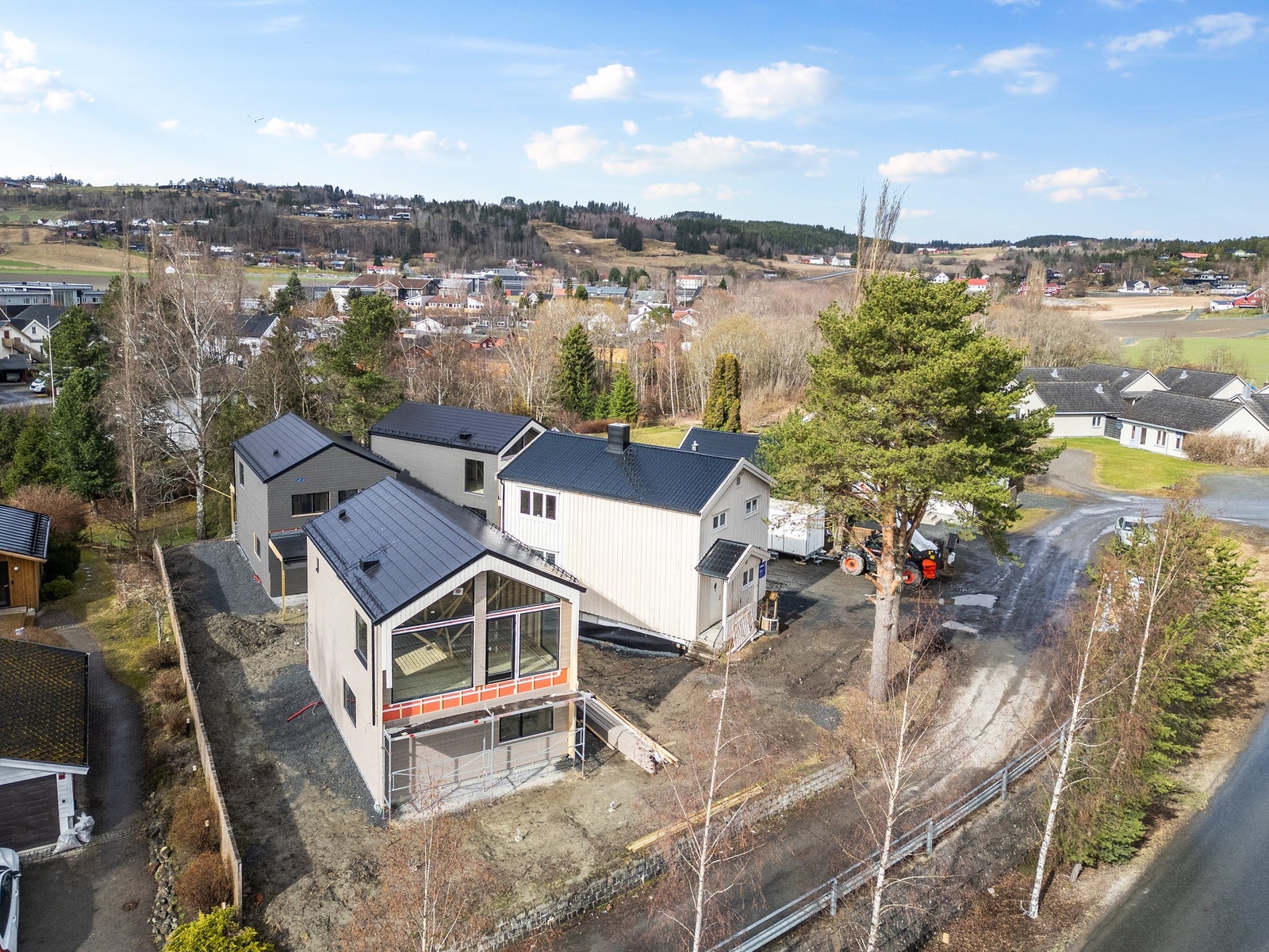 Oversiktsbilde - Nylig byttet kledning og nye inntaksrør inn til boligen. Galleribilde