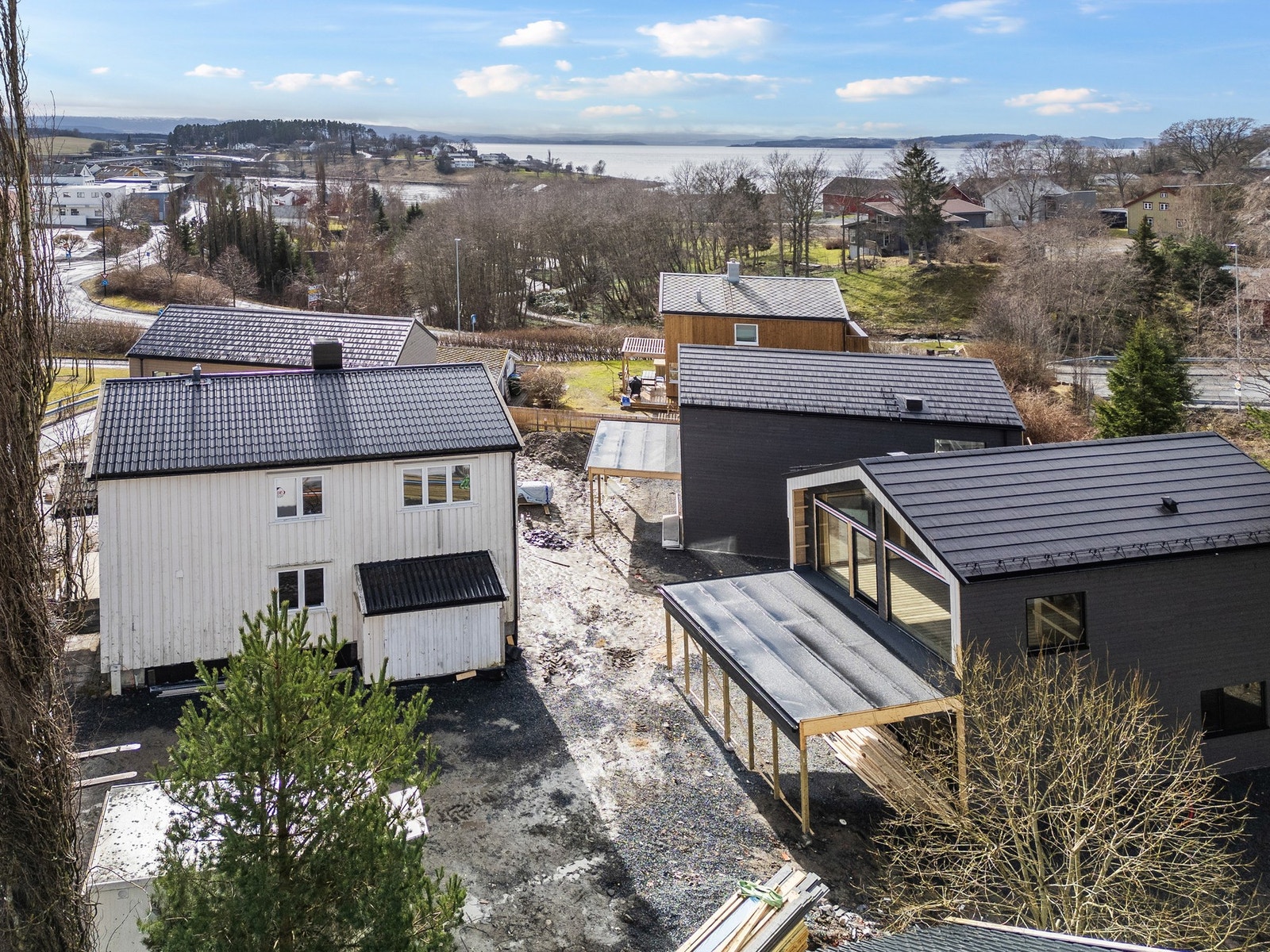 3 eneboliger under oppføring blir ferdigstilt fortløpende slik at området rundt vil bli ryddet og ordnet opp i! Galleribilde