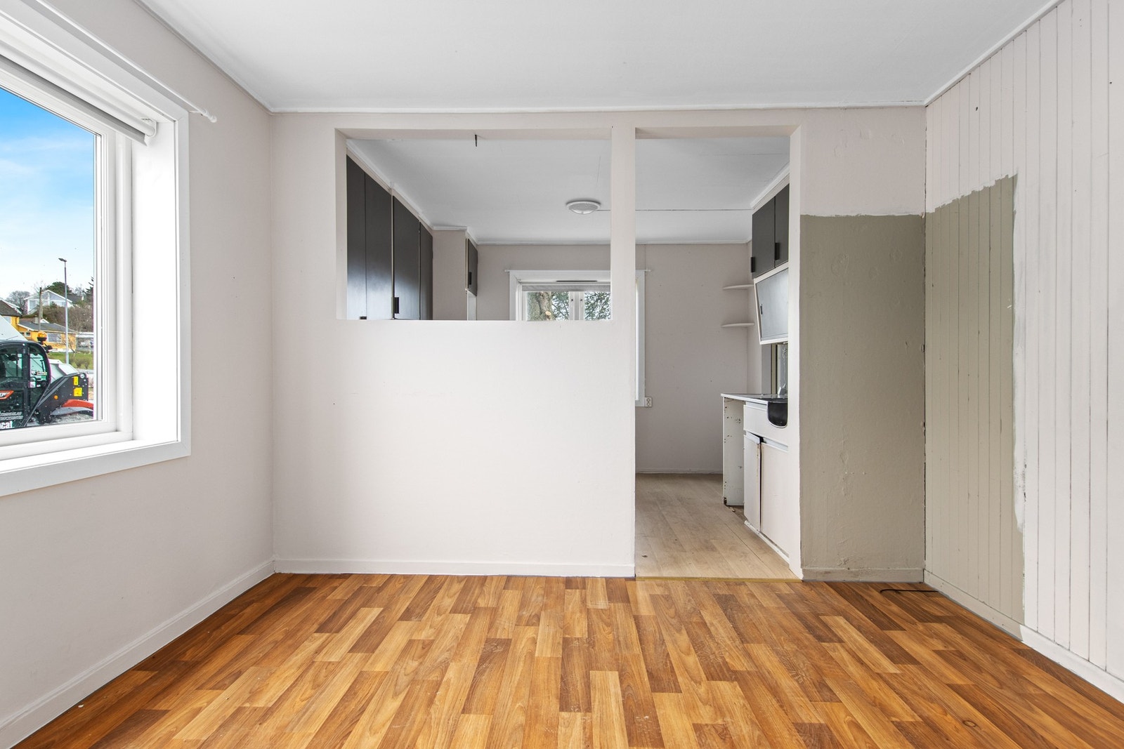 Stue sett inn mot kjøkken. Galleribilde