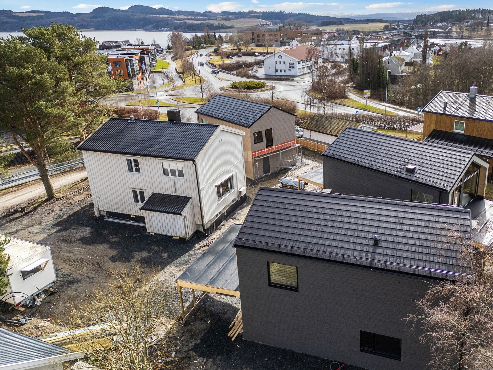 Boligen har en sentral beliggenhet med kort veg til alt Straumen sentrum har å by på. Galleribilde