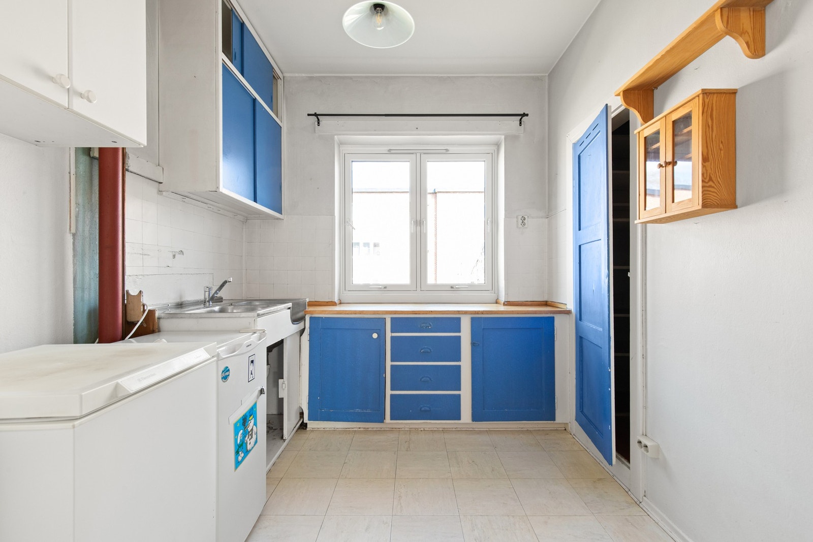 Eldre kjøkkeninnredning og originalt spiskammers. Galleribilde