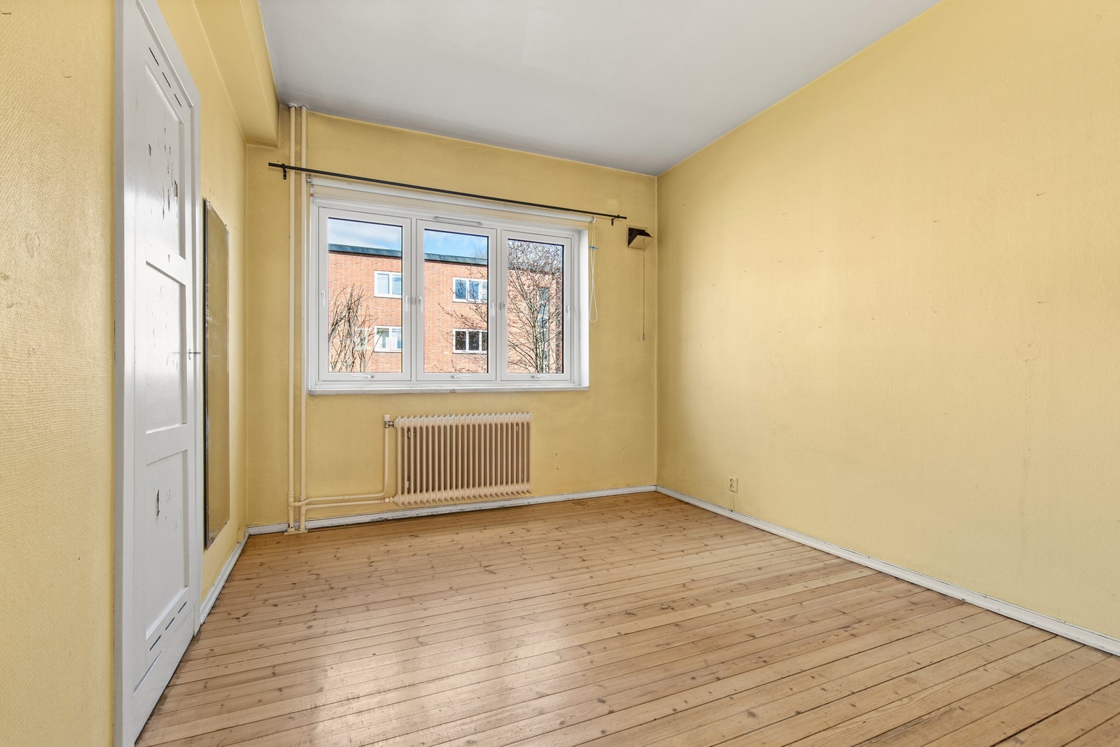 Romslig soverom med nye vinduer fra 2024. Galleribilde