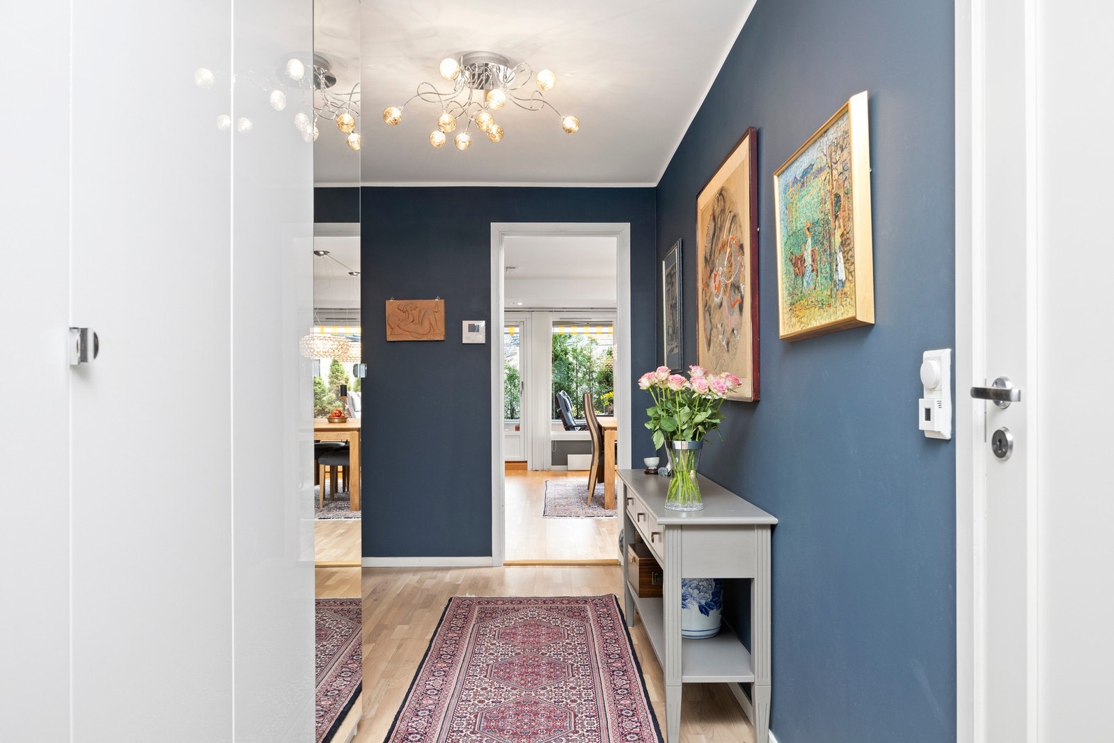 Entré innredet med stort garderobeskap, godt med lagringsplass for yttertøy. Galleribilde