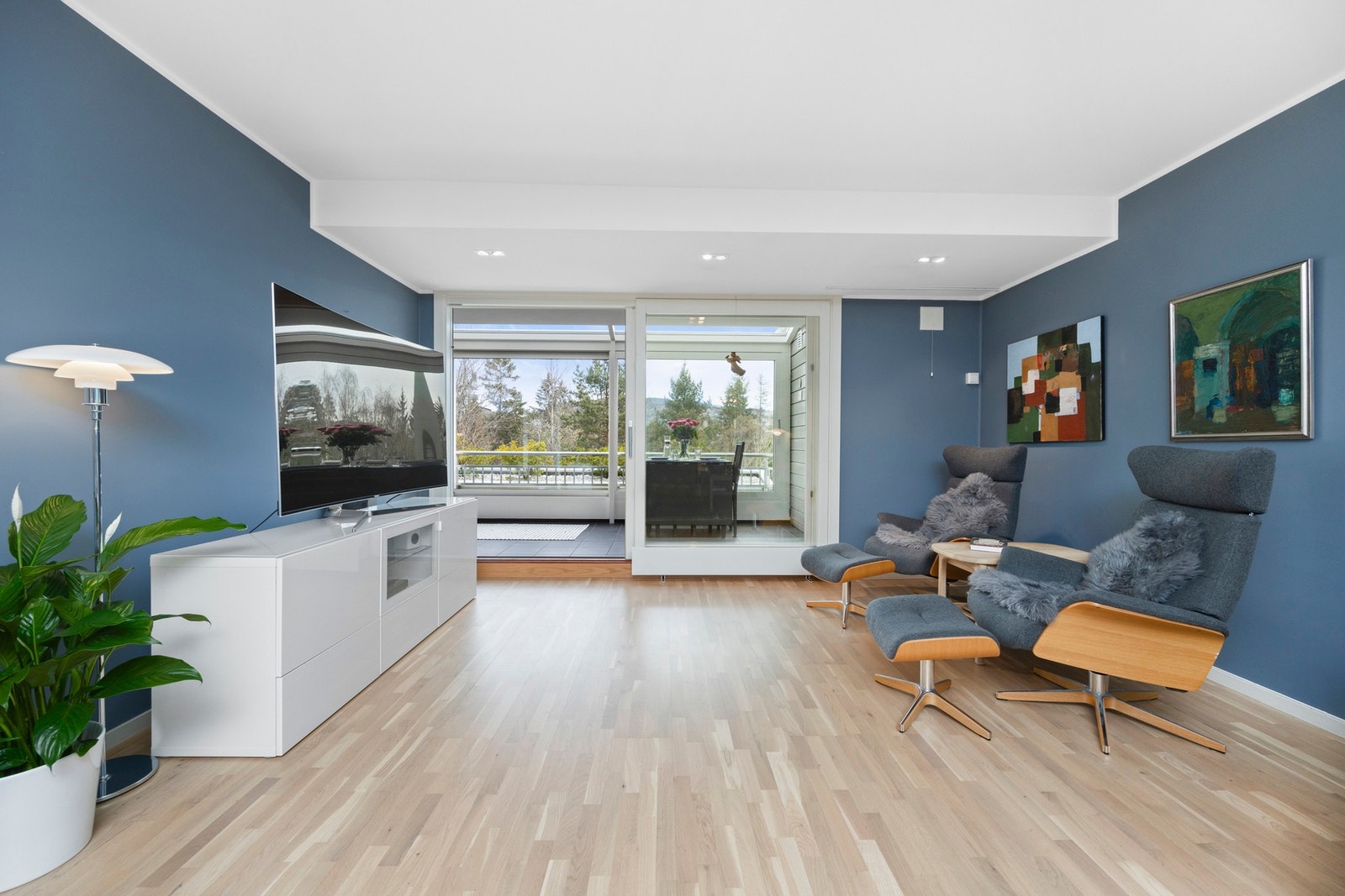 Leiligheten har en romslig planløsning, med blant annet stor stue, kjøkken og spisestue, vaskerom, 3 gode soverom og 2 bad. Galleribilde