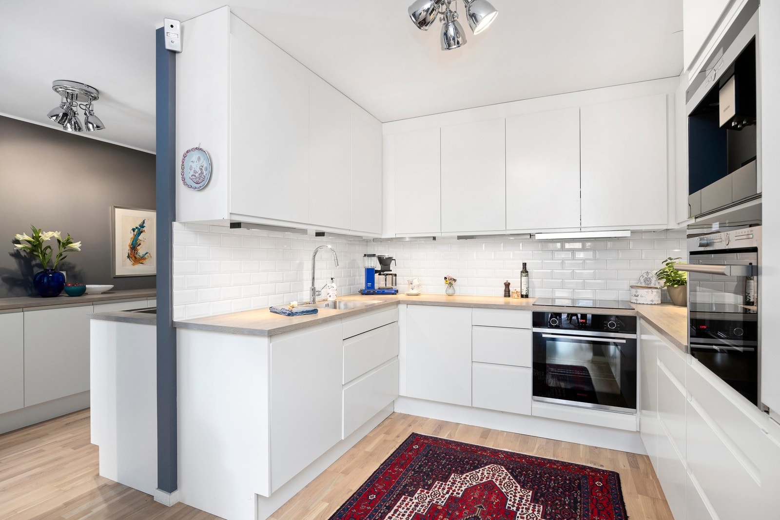 Kjøkkenet er utstyrt med integrerte hvitevarer som komfyr, kjøleskap med fryser, oppvaskmaskin, induksjonstopp, micro og kaffemaskin. Galleribilde