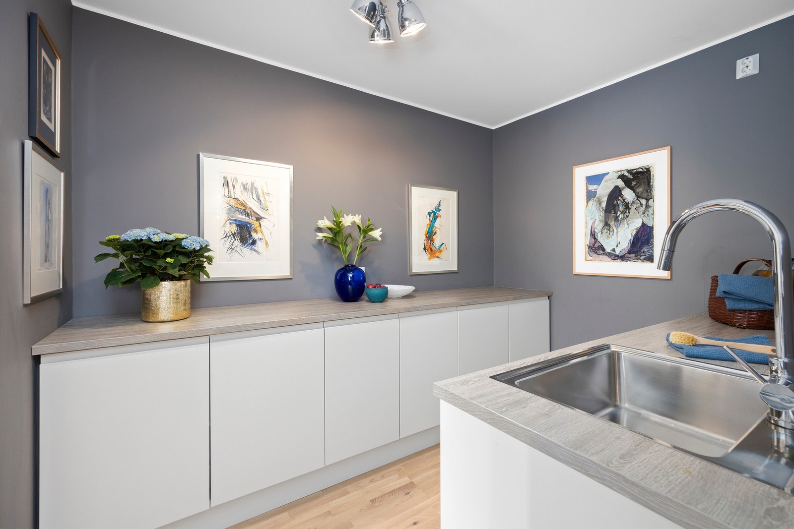 Grovkjøkken/vaskerom vegg-i-vegg med kjøkkenet med samme fine kjøkkeninnredning fra Sigdal. Det er montert waterguard. Galleribilde