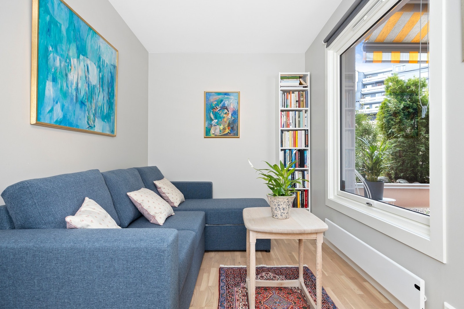 Stort vindu mot terrassen. Galleribilde